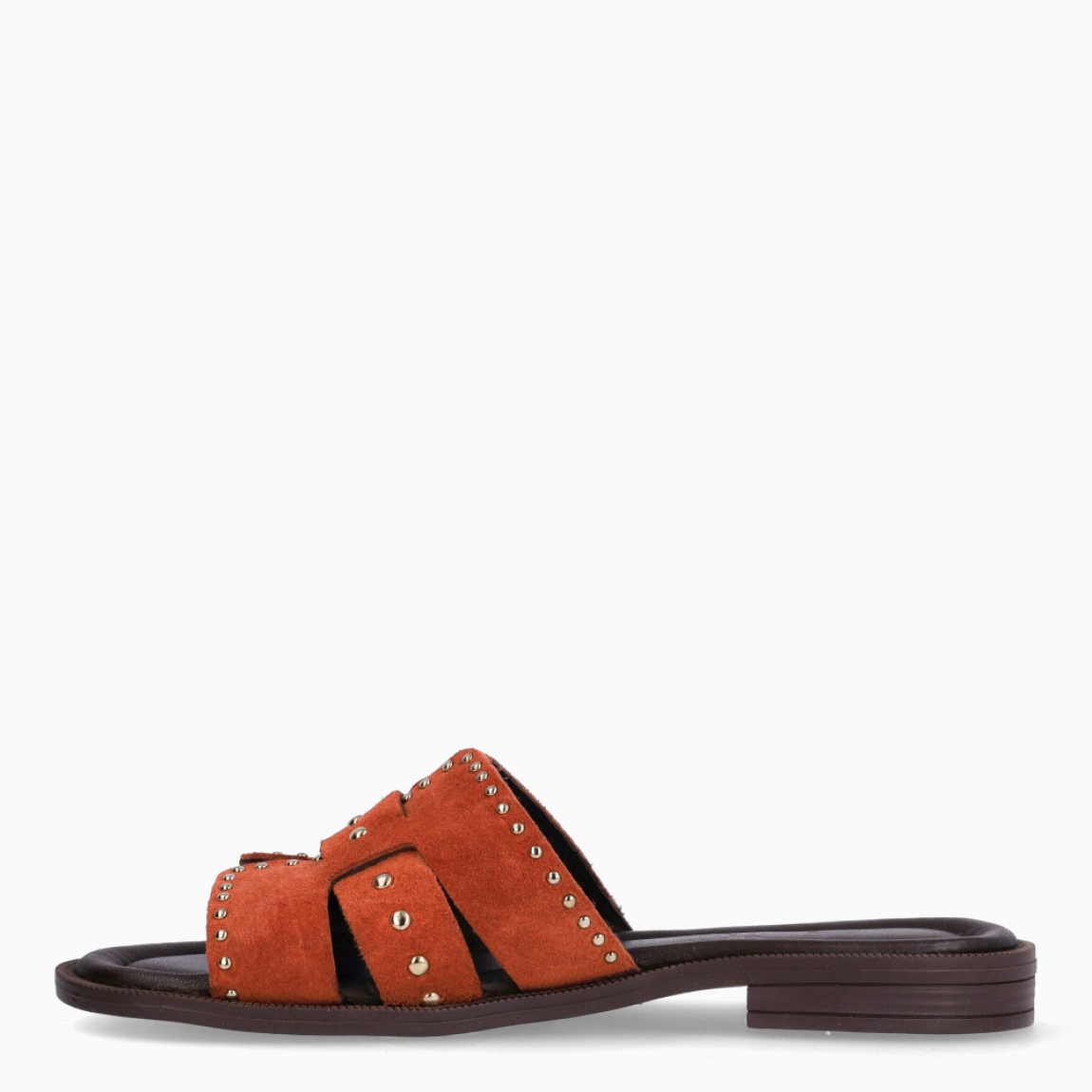 Chanclas de la marca Itse, modelo AYLA . Chanclas elaboradas en el exterior con ante color naranja e interior en piel color marrón oscuro, con aplicaciones de tachas plateadas en pala. Chanclas Itse con suela plana de goma. Estas chanclas Itse AYLA , son un complemento clásico para llevar a todos lados con comodidad y estilo!