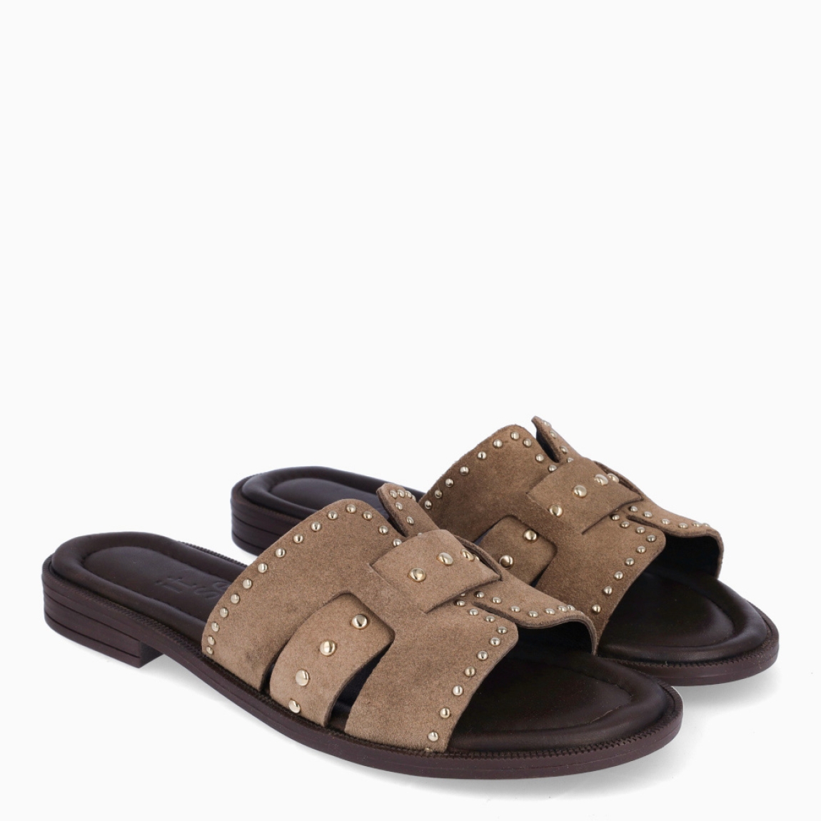 Chanclas de la marca Itse, modelo AYLA. Chanclas elaboradas en el exterior con ante color taupe e interior en piel color marrón oscuro, con aplicaciones de tachuelas plateadas en pala. Chanclas Itse con suela plana de goma. Estas chanclas Itse AYLA, son un complemento clásico para llevar a todos lados con comodidad y estilo!