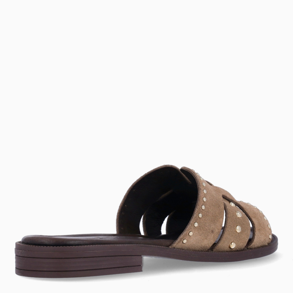 Chanclas de la marca Itse, modelo AYLA. Chanclas elaboradas en el exterior con ante color taupe e interior en piel color marrón oscuro, con aplicaciones de tachuelas plateadas en pala. Chanclas Itse con suela plana de goma. Estas chanclas Itse AYLA, son un complemento clásico para llevar a todos lados con comodidad y estilo!