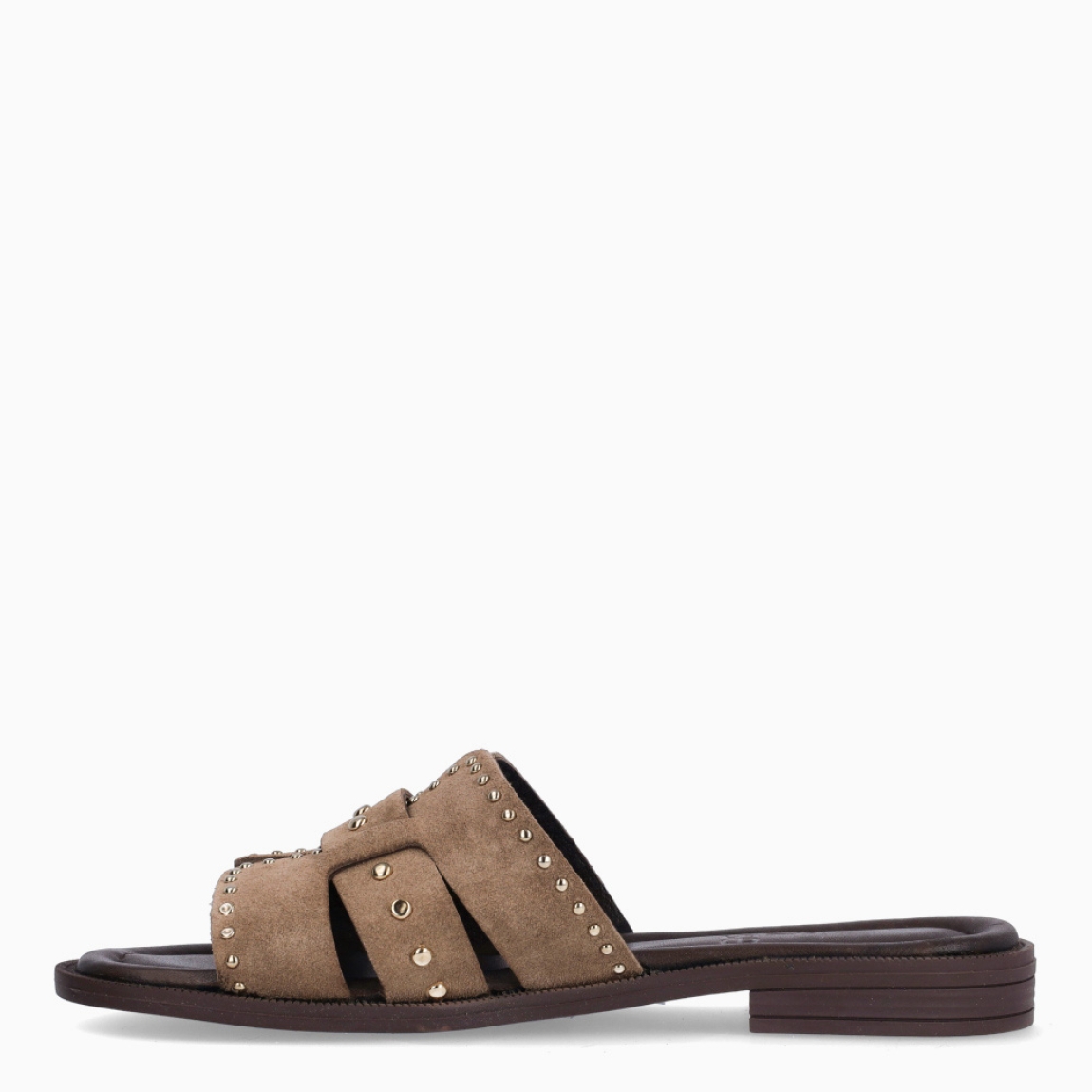 Chanclas de la marca Itse, modelo AYLA. Chanclas elaboradas en el exterior con ante color taupe e interior en piel color marrón oscuro, con aplicaciones de tachuelas plateadas en pala. Chanclas Itse con suela plana de goma. Estas chanclas Itse AYLA, son un complemento clásico para llevar a todos lados con comodidad y estilo!