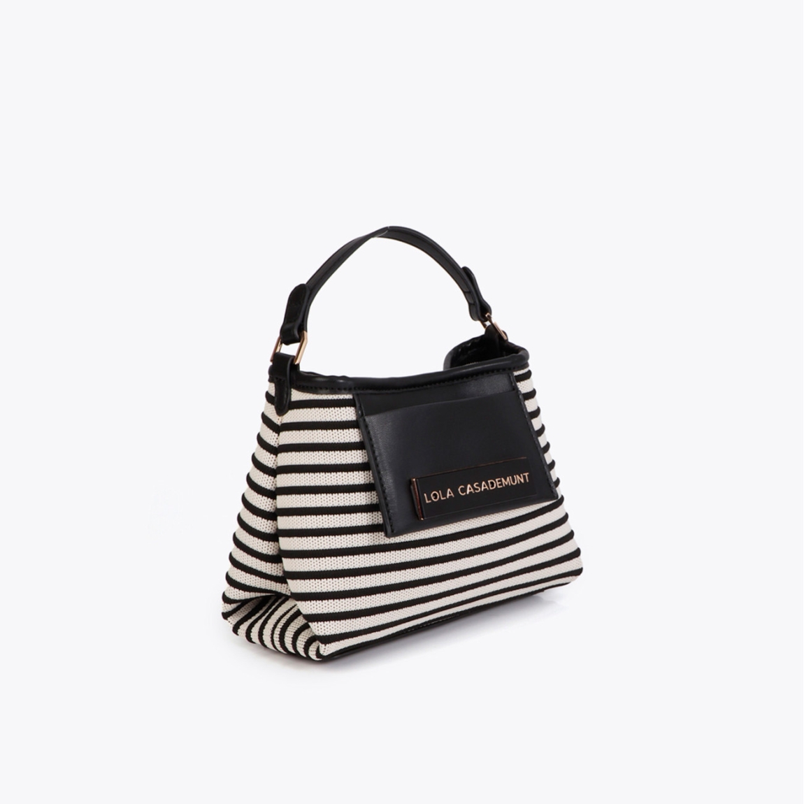 Bandolera elegante de la marca Lola Casademunt, modelo 604. Bolso que combina tejido de rayas blanco y negro en tonos clásicos con detalles en efecto piel. Incluye un asa ajustable para mayor comodidad. El diseño presenta el logotipo de Lola Casademunt, asegurando distinción en cada uso. Bolso Lola Casademunt ideal para llevarlo en esta temporada!ALTO 16cm ANCHO 26cm PROFUNDIDAD 7cm