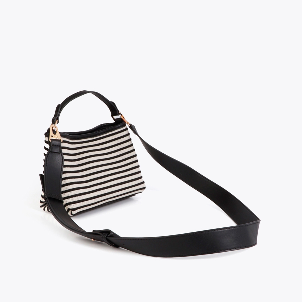 Bandolera elegante de la marca Lola Casademunt, modelo 604. Bolso que combina tejido de rayas blanco y negro en tonos clásicos con detalles en efecto piel. Incluye un asa ajustable para mayor comodidad. El diseño presenta el logotipo de Lola Casademunt, asegurando distinción en cada uso. Bolso Lola Casademunt ideal para llevarlo en esta temporada!ALTO 16cm ANCHO 26cm PROFUNDIDAD 7cm