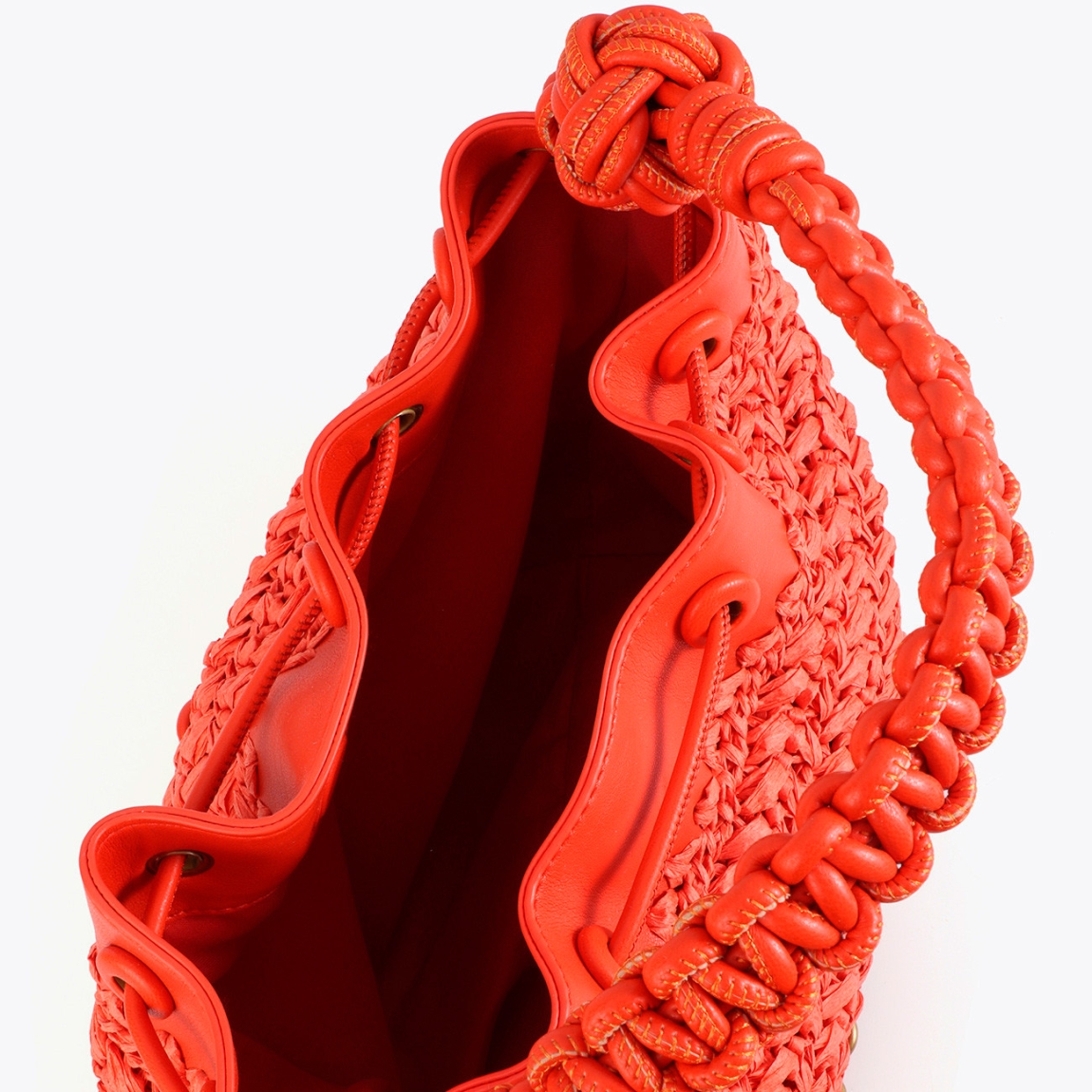 Bolso bombonera de la marca Lola Casademunt, modelo BELEM-M. Bolso Lola Casademunt hecho de rafia color naranja y detalles en cuero sintético. Asa trenzada con cierre ajustable y logo dorado. Espacioso interior con forro suave. Bolso Lola Casademunt BELEM-M, complemento ideal para usar esta temporada! Medidas: alto 24cm y ancho 29cm.