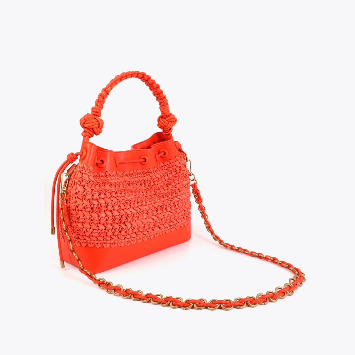 Bolso bombonera de la marca Lola Casademunt, modelo BELEM-M. Bolso Lola Casademunt hecho de rafia color naranja y detalles en cuero sintético. Asa trenzada con cierre ajustable y logo dorado. Espacioso interior con forro suave. Bolso Lola Casademunt BELEM-M, complemento ideal para usar esta temporada! Medidas: alto 24cm y ancho 29cm.