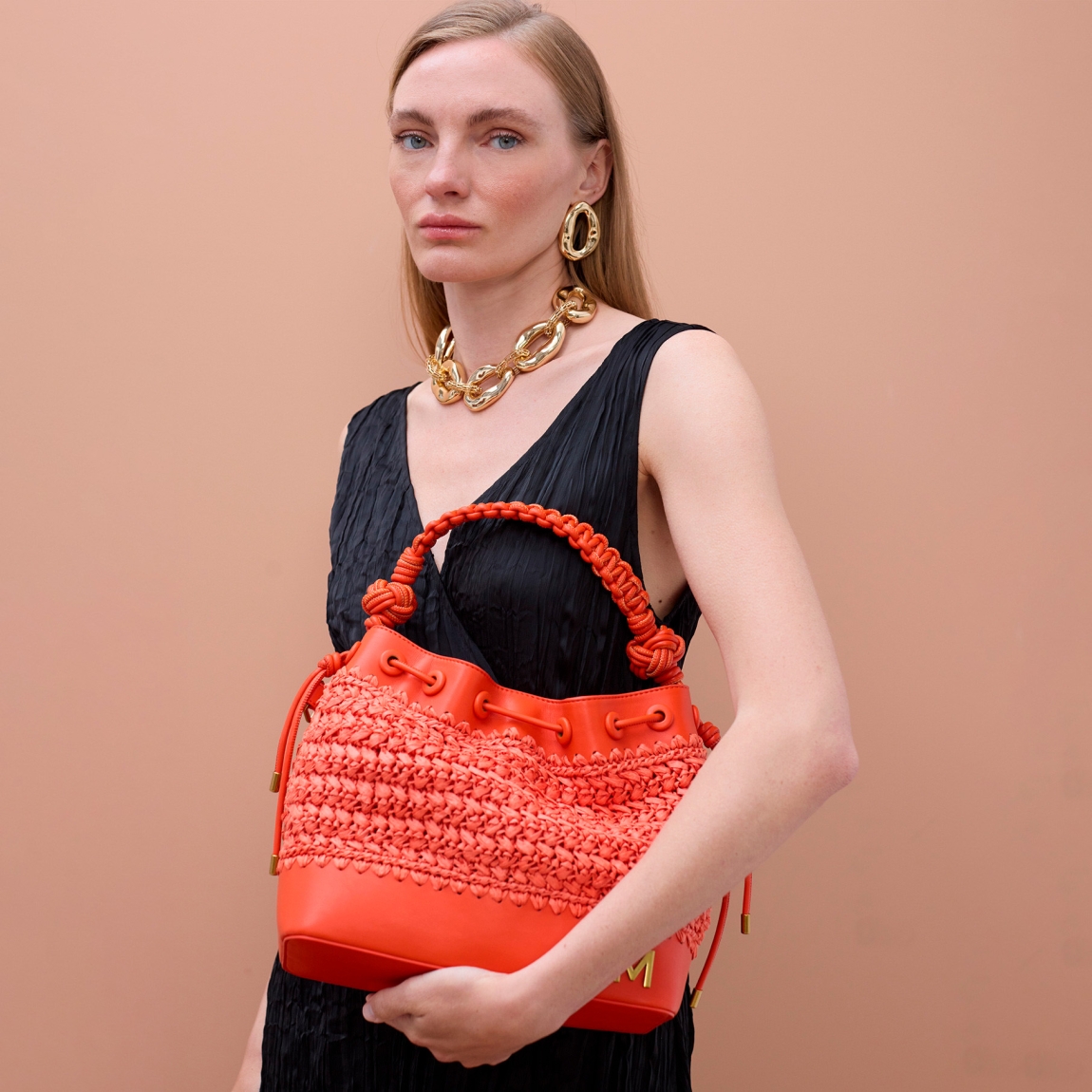 Bolso bombonera de la marca Lola Casademunt, modelo BELEM-M. Bolso Lola Casademunt hecho de rafia color naranja y detalles en cuero sintético. Asa trenzada con cierre ajustable y logo dorado. Espacioso interior con forro suave. Bolso Lola Casademunt BELEM-M, complemento ideal para usar esta temporada! Medidas: alto 24cm y ancho 29cm.