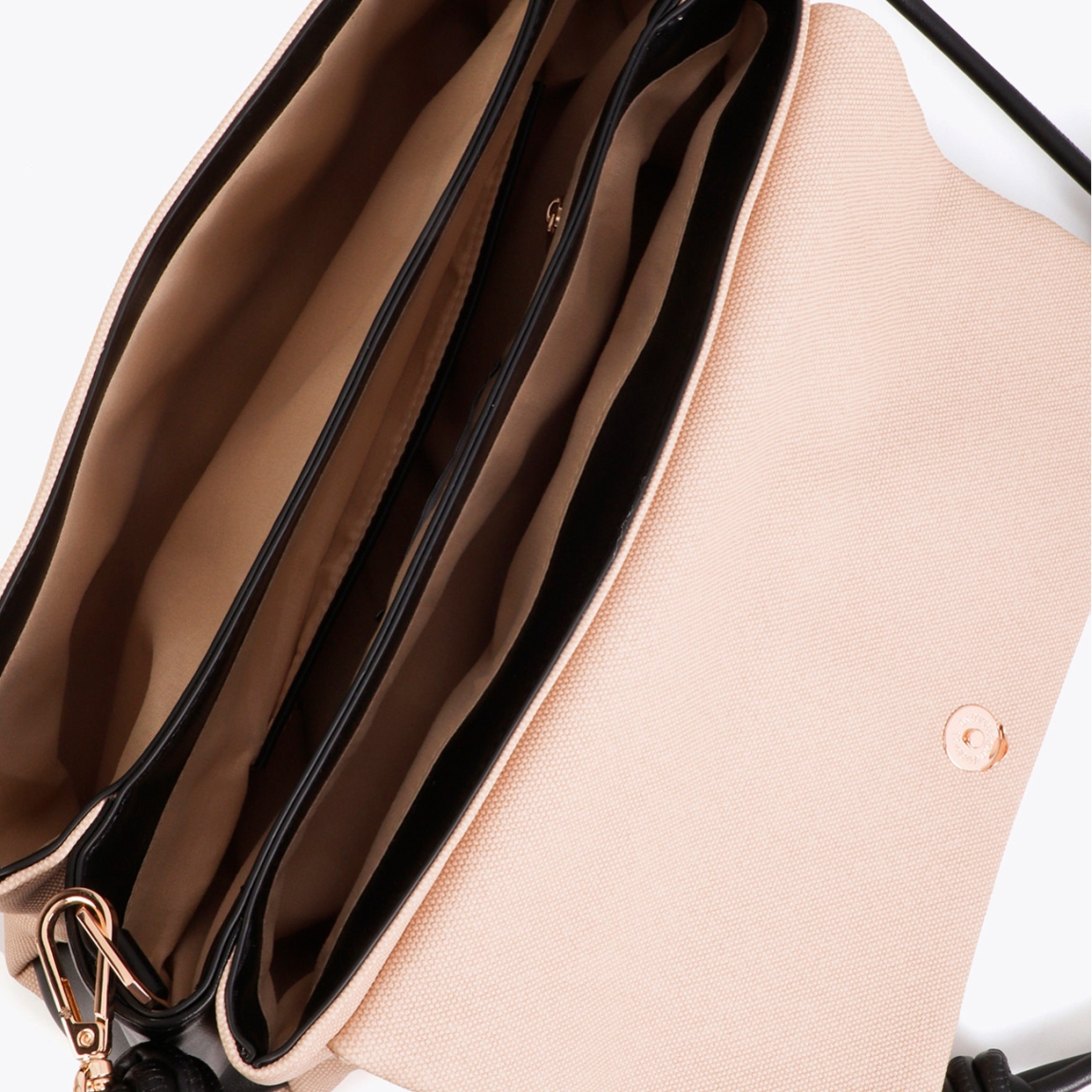 Bandolera elegante de la marca Lola Casademunt, modelo KASSI. Bandolera con solapa, fabricada en canvas y detalles de efecto piel color negro. Incluye un distintivo cierre metálico y correa ajustable. Interior amplio con compartimentos organizados, ideal para llevar lo esencial con estilo. Bolso Lola Casademunt KASSI, complemento ideal para llevarlo en tu día día! Medidas: alto 20cm y ancho 33cm.