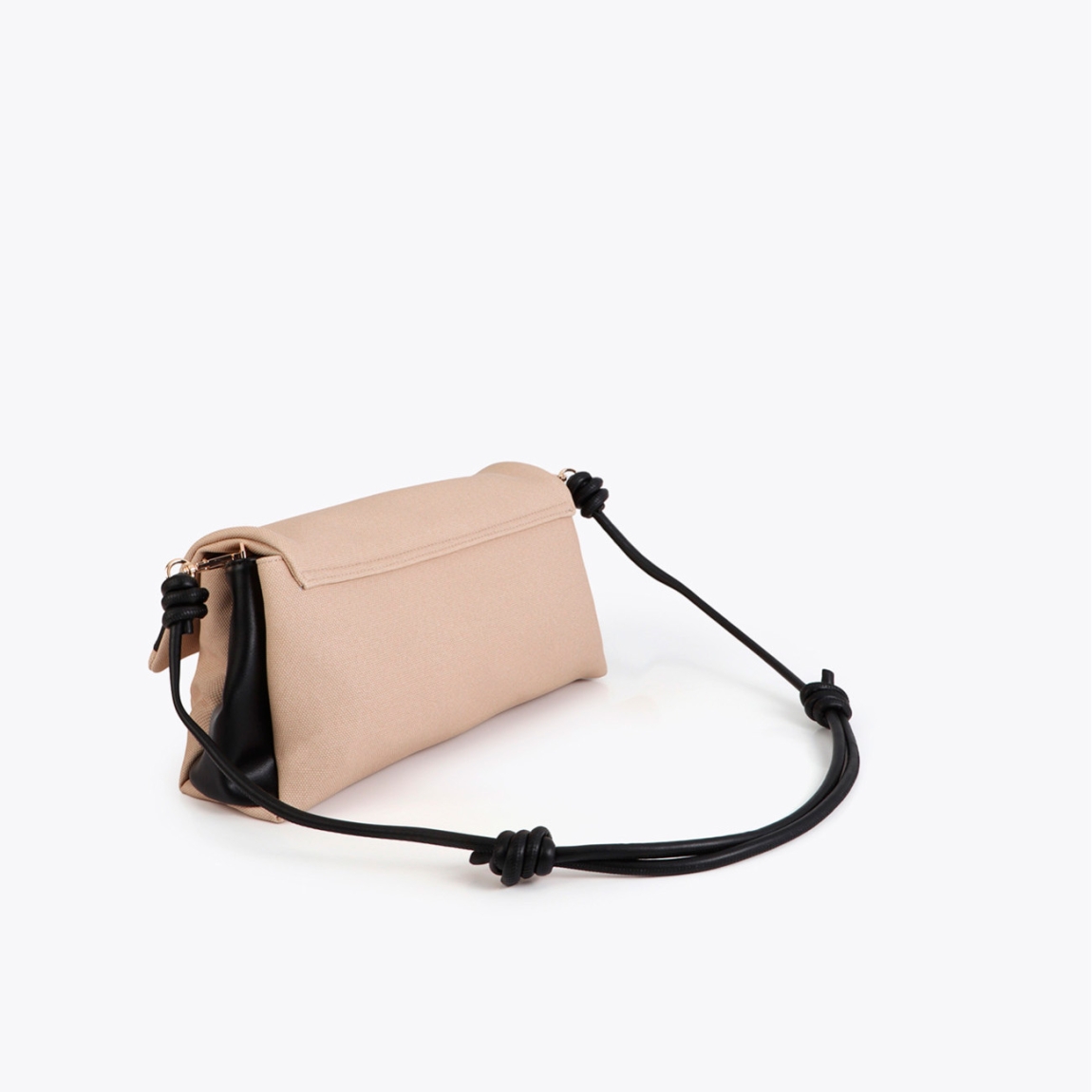 Bandolera elegante de la marca Lola Casademunt, modelo KASSI. Bandolera con solapa, fabricada en canvas y detalles de efecto piel color negro. Incluye un distintivo cierre metálico y correa ajustable. Interior amplio con compartimentos organizados, ideal para llevar lo esencial con estilo. Bolso Lola Casademunt KASSI, complemento ideal para llevarlo en tu día día! Medidas: alto 20cm y ancho 33cm.