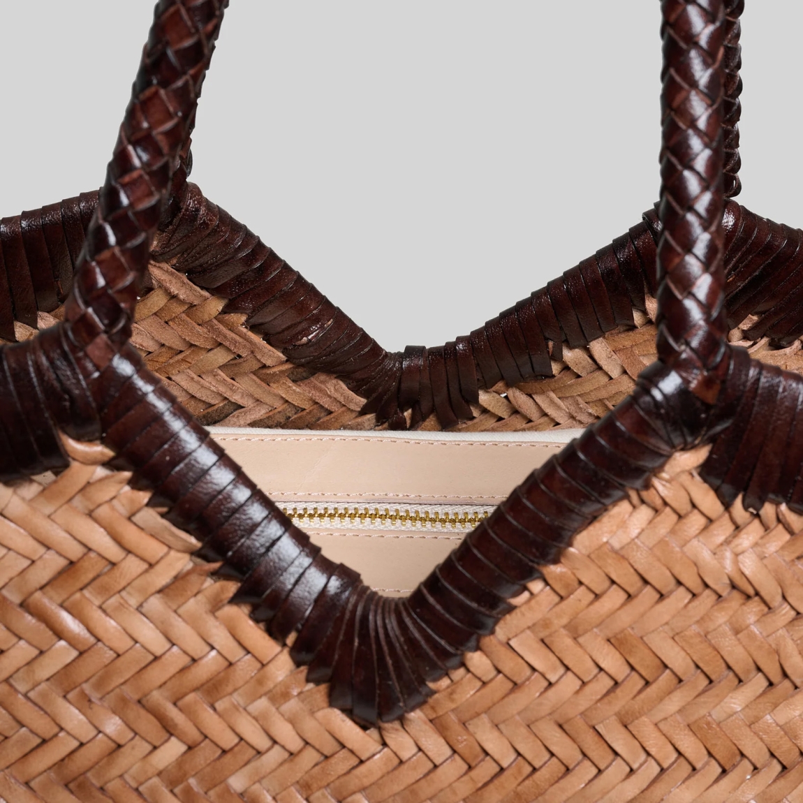 Bolso de la marca Vipera Bags, modelo MONET. Bolso elaborado con piel natural selecta de color marrón. Bolso tejido a mano con meticuloso cuidado, lo que hace que cada bolso sea único. Bolso con cierre de cremallera y asa para llevarlo al hombro. Bolso Vipera Bags MONET, ideal en espacio, para llevar tus imprescindibles a todos lados! Si deseas un producto de alta calidad y esel indicado para ti! Medidas: alto 18cm y ancho 38cm.