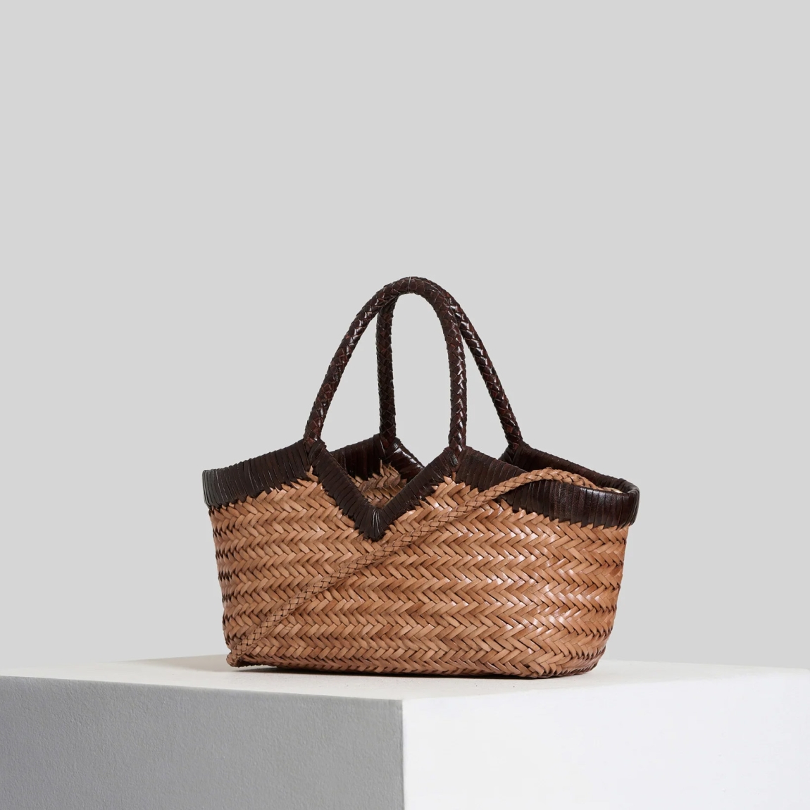 Bolso de la marca Vipera Bags, modelo MONET. Bolso elaborado con piel natural selecta de color marrón. Bolso tejido a mano con meticuloso cuidado, lo que hace que cada bolso sea único. Bolso con cierre de cremallera y asa para llevarlo al hombro. Bolso Vipera Bags MONET, ideal en espacio, para llevar tus imprescindibles a todos lados! Si deseas un producto de alta calidad y esel indicado para ti! Medidas: alto 18cm y ancho 38cm.