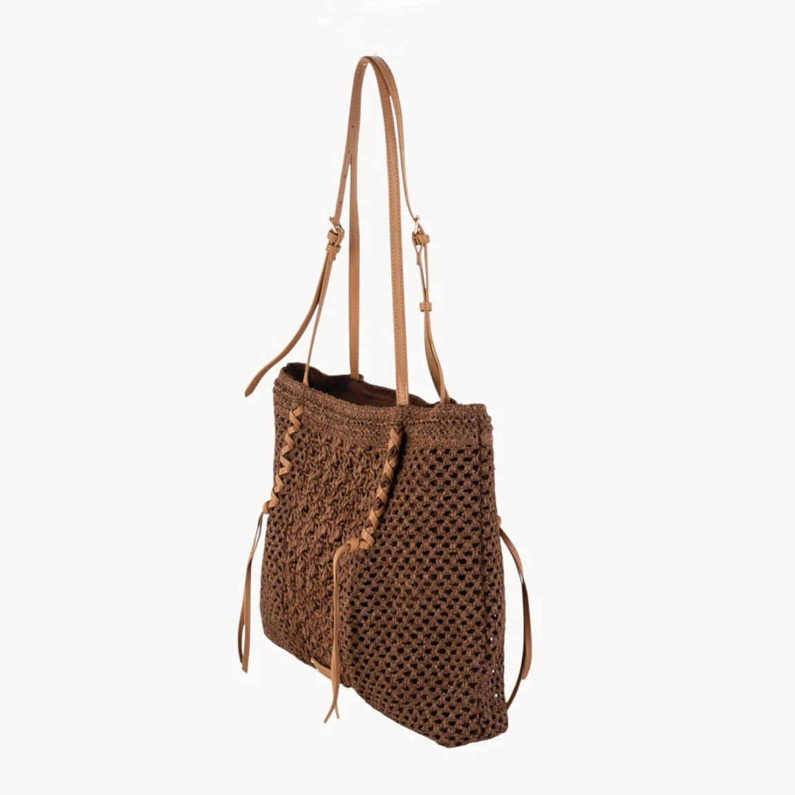Bolso shopper de la marca KBAS, modelo ADRIA. Bolso atemporal elaborado en sofisticada dibra natural de acabado liso y color marrón. Bolso KBAS cuenta con una resistente asa de hambro y una cremallera para asegurar tus pertenencias. Este bolso KBA ADRIA, es un complemento de máxima funcionalidad, imprescindible para la temporada SS26, es la combinación perfecta de moda orgánica y utilidad diaria. Medidas: alto 32cm y ancho 40cm.