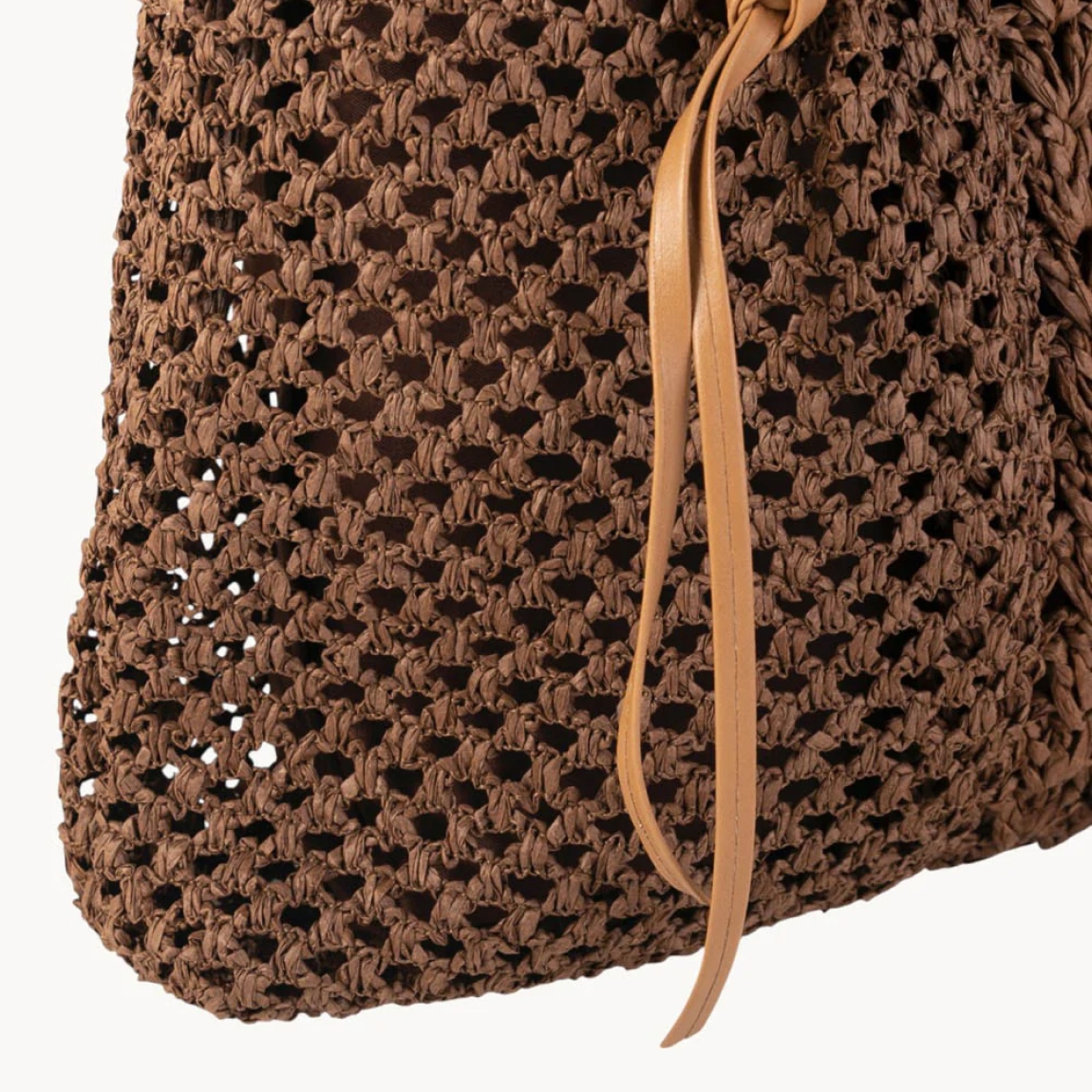 Bolso shopper de la marca KBAS, modelo ADRIA. Bolso atemporal elaborado en sofisticada dibra natural de acabado liso y color marrón. Bolso KBAS cuenta con una resistente asa de hambro y una cremallera para asegurar tus pertenencias. Este bolso KBA ADRIA, es un complemento de máxima funcionalidad, imprescindible para la temporada SS26, es la combinación perfecta de moda orgánica y utilidad diaria. Medidas: alto 32cm y ancho 40cm.