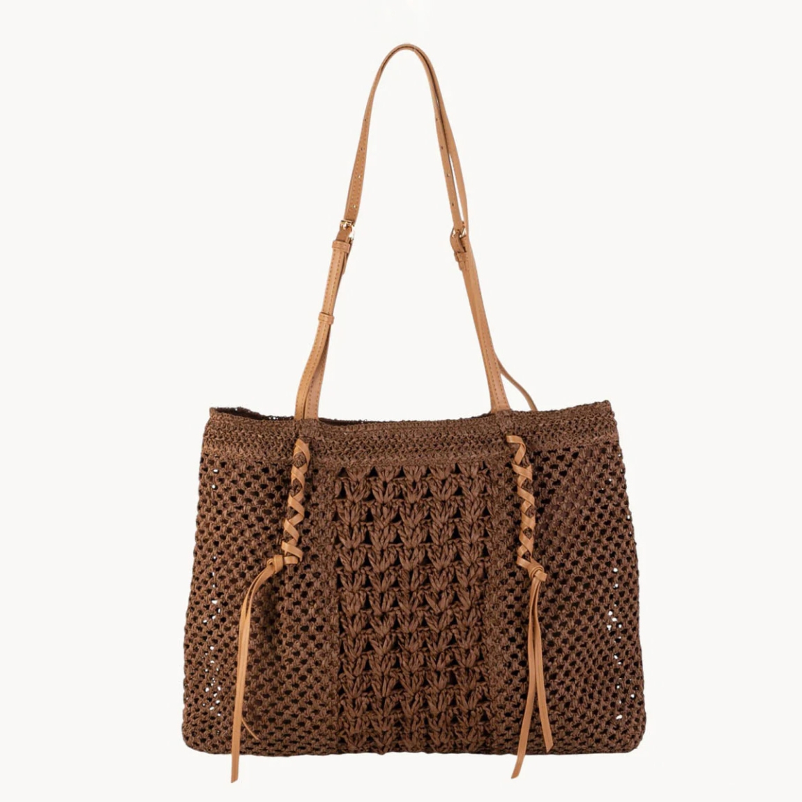 Bolso shopper de la marca KBAS, modelo ADRIA. Bolso atemporal elaborado en sofisticada dibra natural de acabado liso y color marrón. Bolso KBAS cuenta con una resistente asa de hambro y una cremallera para asegurar tus pertenencias. Este bolso KBA ADRIA, es un complemento de máxima funcionalidad, imprescindible para la temporada SS26, es la combinación perfecta de moda orgánica y utilidad diaria. Medidas: alto 32cm y ancho 40cm.