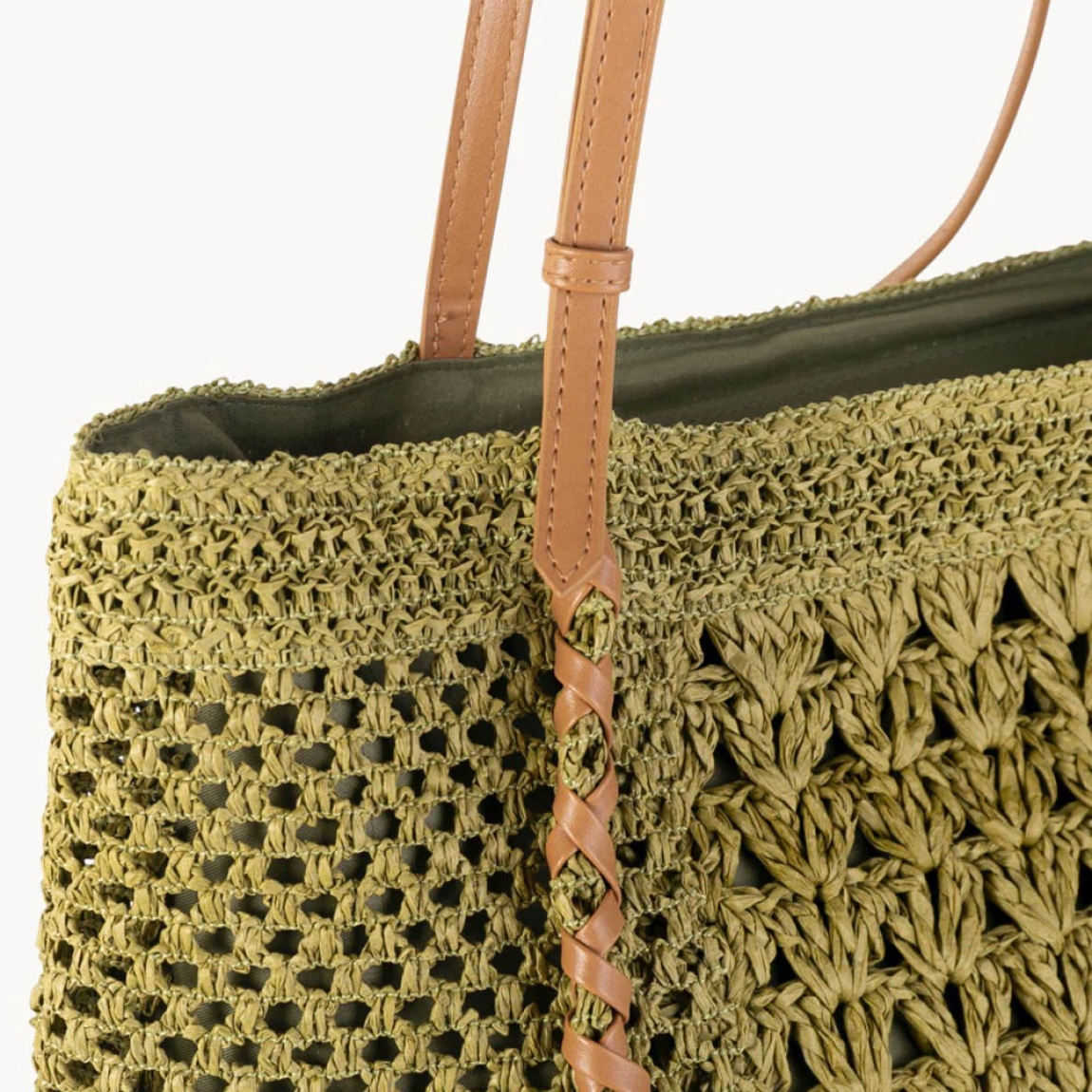 Bolso shopper de la marca KBAS, modelo ADRIA. Bolso atemporal elaborado en sofisticada dibra natural de acabado liso y color verde. Bolso KBAS cuenta con una resistente asa de hambro y una cremallera para asegurar tus pertenencias. Este bolso KBA ADRIA, es un complemento de máxima funcionalidad, imprescindible para la temporada SS26, es la combinación perfecta de moda orgánica y utilidad diaria. Medidas: alto 32cm y ancho 40cm.
