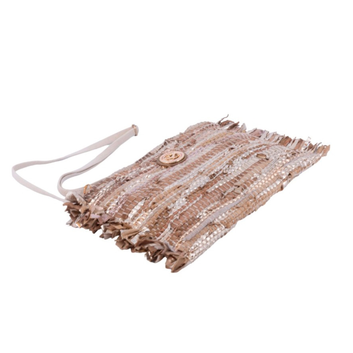Cartera de la marca Simosastre, modelo SARAH. Cartera de piel reciclada con flecos laterales y asa de cruzar ajustable. Interior forrado en algodón y cierre de cremallera. Clutch Simosastre SARAH, ideal para llevar a todos lados! Medidas: alto 22cm y ancho 37cm.