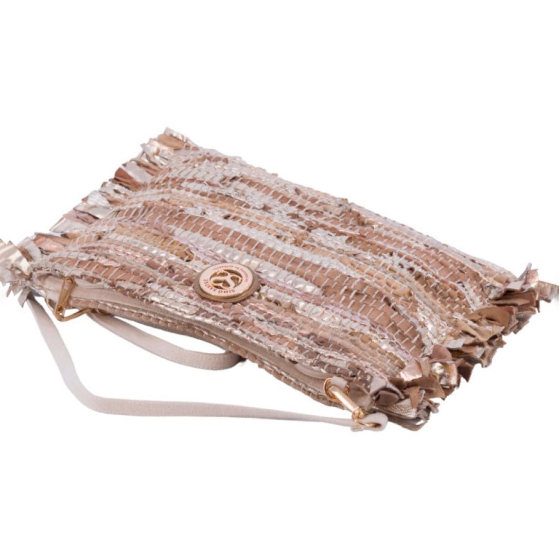 Cartera de la marca Simosastre, modelo SARAH. Cartera de piel reciclada con flecos laterales y asa de cruzar ajustable. Interior forrado en algodón y cierre de cremallera. Clutch Simosastre SARAH, ideal para llevar a todos lados! Medidas: alto 22cm y ancho 37cm.