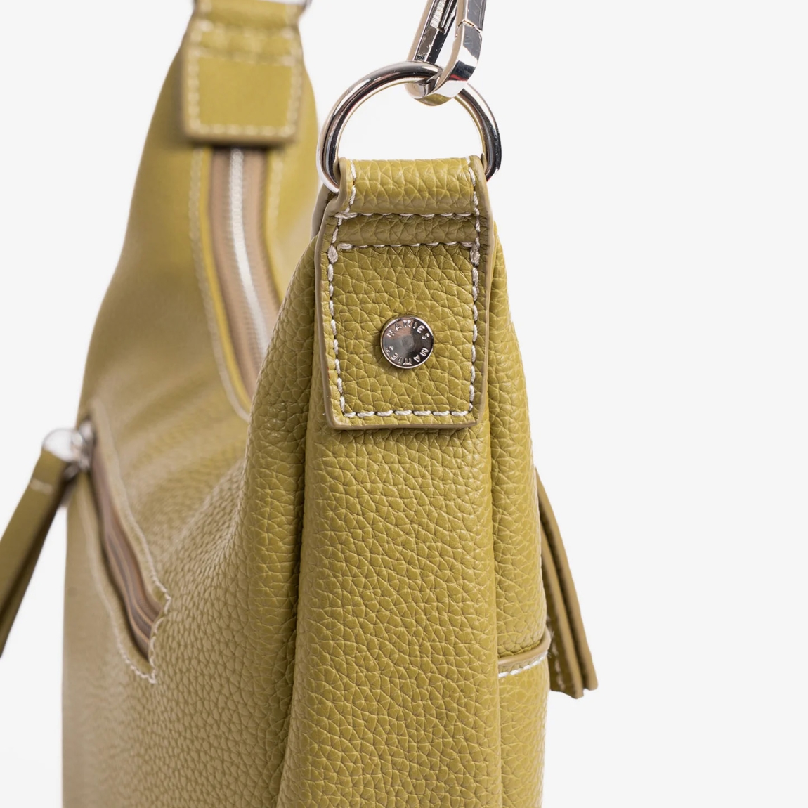 Bolso de la marca Matias Salva, modelo MINNA. Bolso elaborado en polipiel de alta calidad color verde, con un acabado fiel a la piel natural.Tamaño pequeño, ideal para llevar tus imprescindibles. Bolsillos estratégicamente ubicados para llevarlo todo organizado. Bolso Matias Salva, con bandolera desmontable con mosquetones, ajustable en alturaAsa de hombro desmontable. Interior forrado en textil suave al tacto. Bolso Matias Salva MINNA, ideal para llevar a todos lados! Medidas: 24.5x14x05 cm