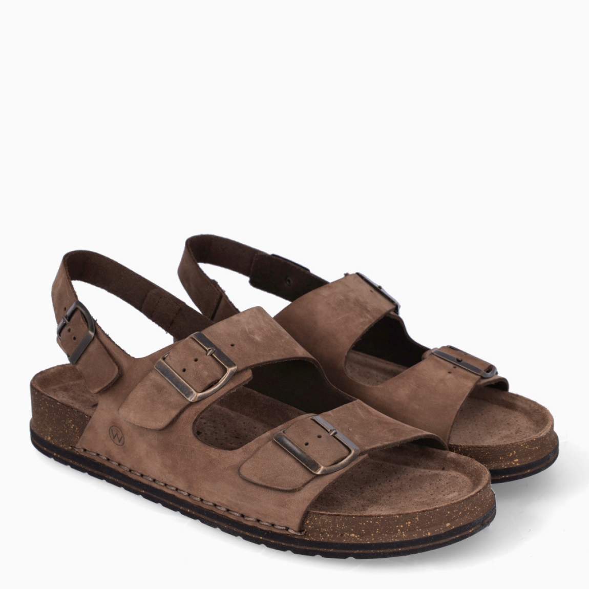Sandalias de la marca Walk & Fly, modelo LIO. Exterior de las sandalias en piel color marrón con tiras en pala. Interior de las sandalias en piel color marrón. Cierre de las sandalias Walk & Fly con tripe hebilla, dos e pala y una en talón, y suela de goma plana. Estas sandalias Walk & Fly LIO son un complemento clásico de temporada, te darán una comodidad absoluta. No te puede faltar en el armario.