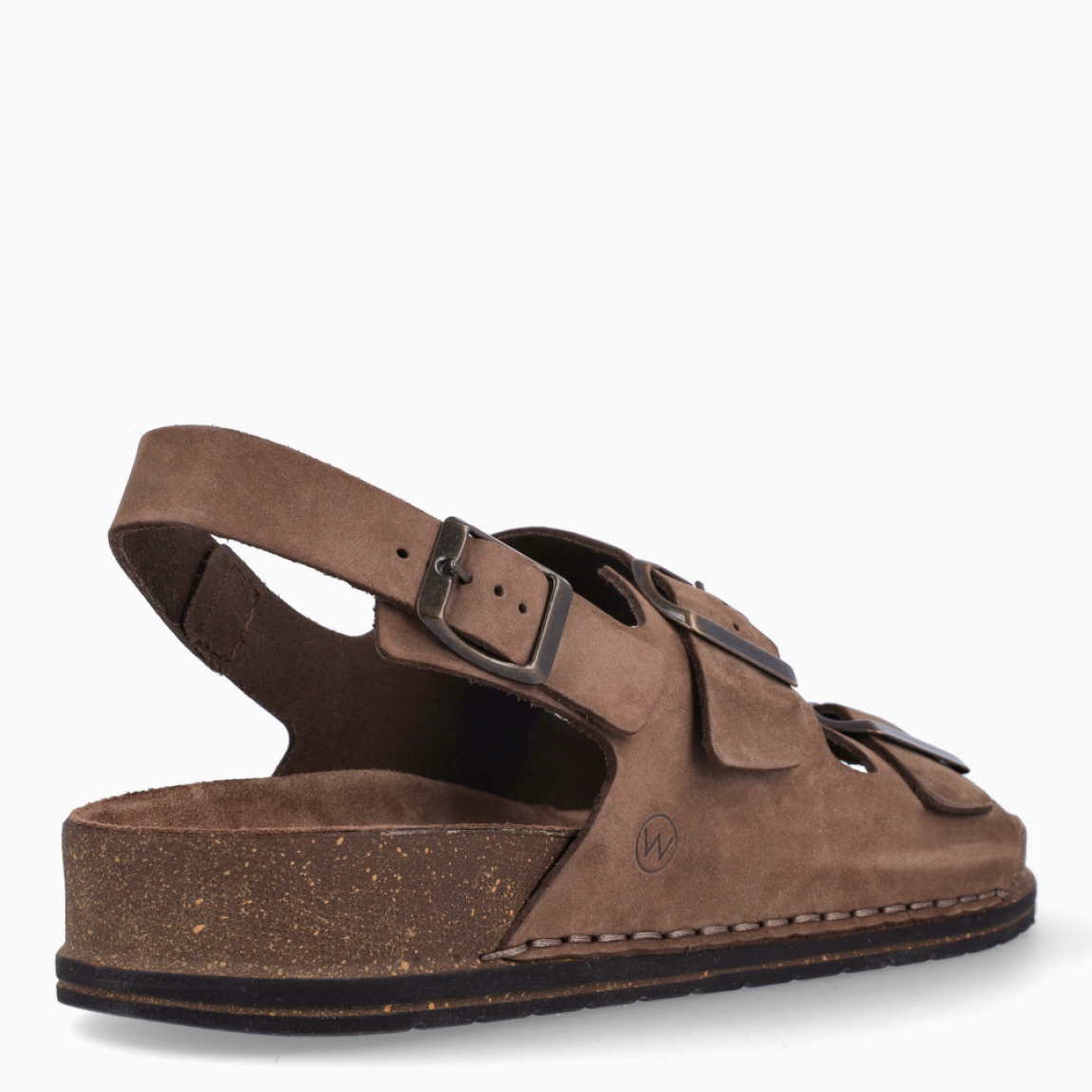 Sandalias de la marca Walk & Fly, modelo LIO. Exterior de las sandalias en piel color marrón con tiras en pala. Interior de las sandalias en piel color marrón. Cierre de las sandalias Walk & Fly con tripe hebilla, dos e pala y una en talón, y suela de goma plana. Estas sandalias Walk & Fly LIO son un complemento clásico de temporada, te darán una comodidad absoluta. No te puede faltar en el armario.