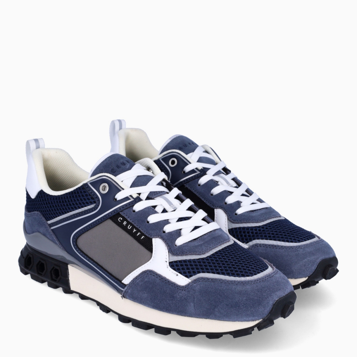 Deportiva de la marca Cruyff, modelo 261. Exterior de la deportiva en nylon de color azul marino con detalles en rejilla y ante. Interior de la deportiva en textil de color blanco Cierre de la deportiva con cordones blancos. Suela de goma plana. Plantilla muy cómoda, acolchada para garantizar el máximo confort. La deportiva Cruyff 261 es una nueva y exclusiva technología de Cruyff que mejora el rendimiento gracias a una mayor amortiguación.