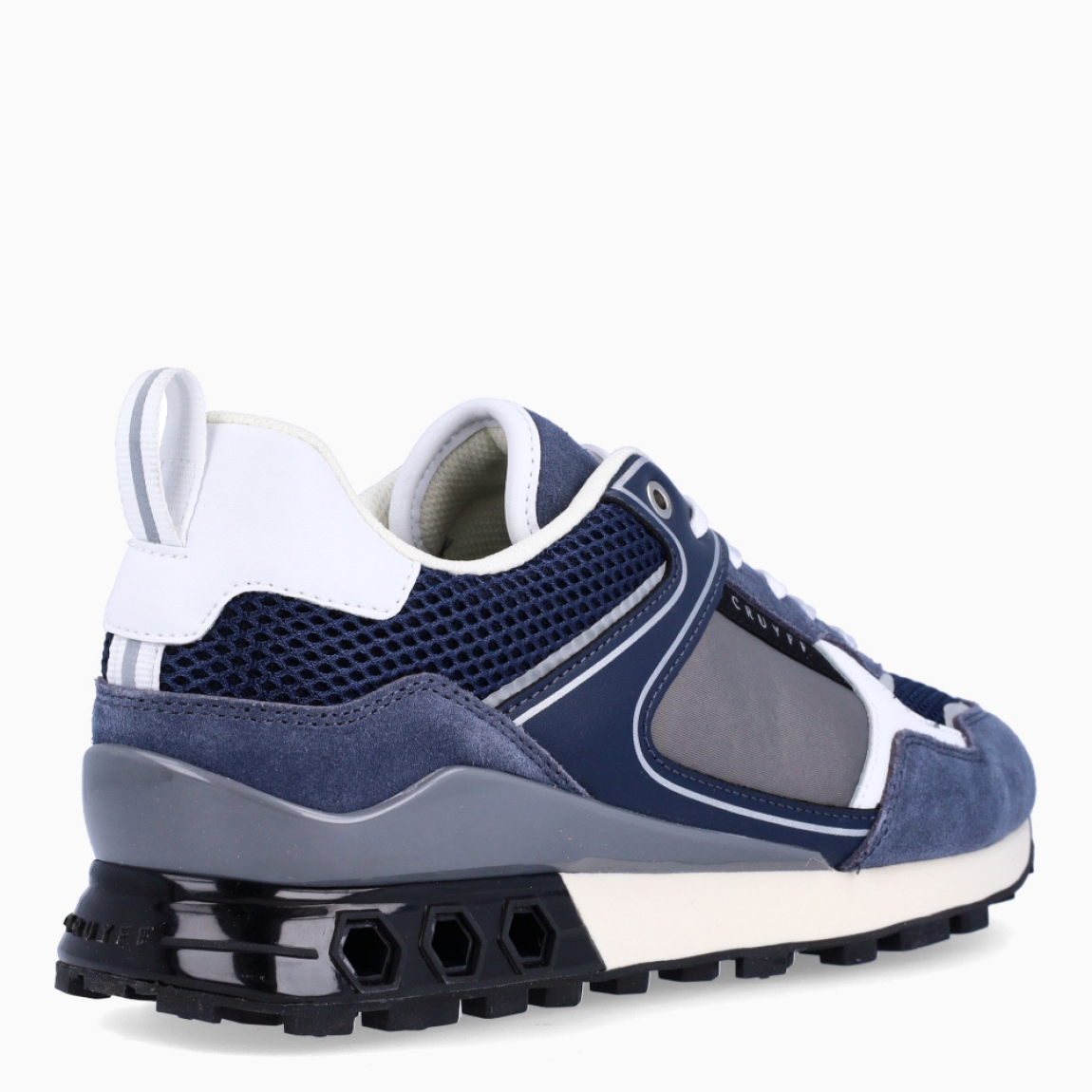 Deportiva de la marca Cruyff, modelo 261. Exterior de la deportiva en nylon de color azul marino con detalles en rejilla y ante. Interior de la deportiva en textil de color blanco Cierre de la deportiva con cordones blancos. Suela de goma plana. Plantilla muy cómoda, acolchada para garantizar el máximo confort. La deportiva Cruyff 261 es una nueva y exclusiva technología de Cruyff que mejora el rendimiento gracias a una mayor amortiguación.