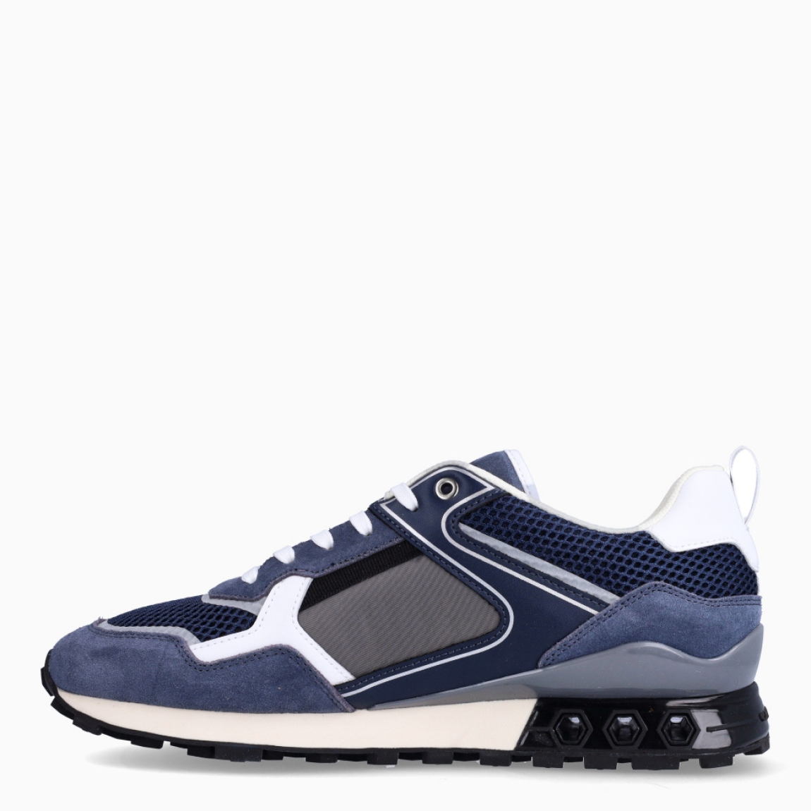Deportiva de la marca Cruyff, modelo 261. Exterior de la deportiva en nylon de color azul marino con detalles en rejilla y ante. Interior de la deportiva en textil de color blanco Cierre de la deportiva con cordones blancos. Suela de goma plana. Plantilla muy cómoda, acolchada para garantizar el máximo confort. La deportiva Cruyff 261 es una nueva y exclusiva technología de Cruyff que mejora el rendimiento gracias a una mayor amortiguación.
