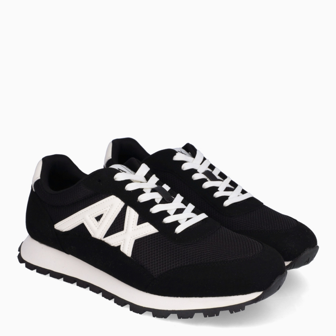 Deportivas de la marca Armani Exchange, modelo XUX. Exterior en naylon color negro con detalles en blanco en logo y talón. Interior en textil color negro, con plantilla acolchada y extraíble para máxima comodidad. Cierre de las deportivas con cordones blancos. Deportivas con suela de goma plana. Estas deportivas Armani Exchange XUX son un complemento ideal de comodidad y estilo para tu día a día.
