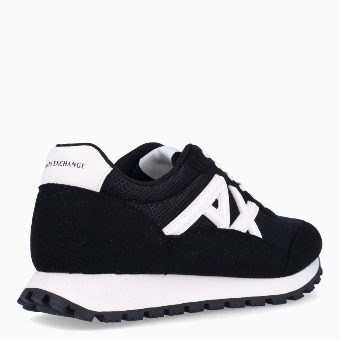 Deportivas de la marca Armani Exchange, modelo XUX. Exterior en naylon color negro con detalles en blanco en logo y talón. Interior en textil color negro, con plantilla acolchada y extraíble para máxima comodidad. Cierre de las deportivas con cordones blancos. Deportivas con suela de goma plana. Estas deportivas Armani Exchange XUX son un complemento ideal de comodidad y estilo para tu día a día.