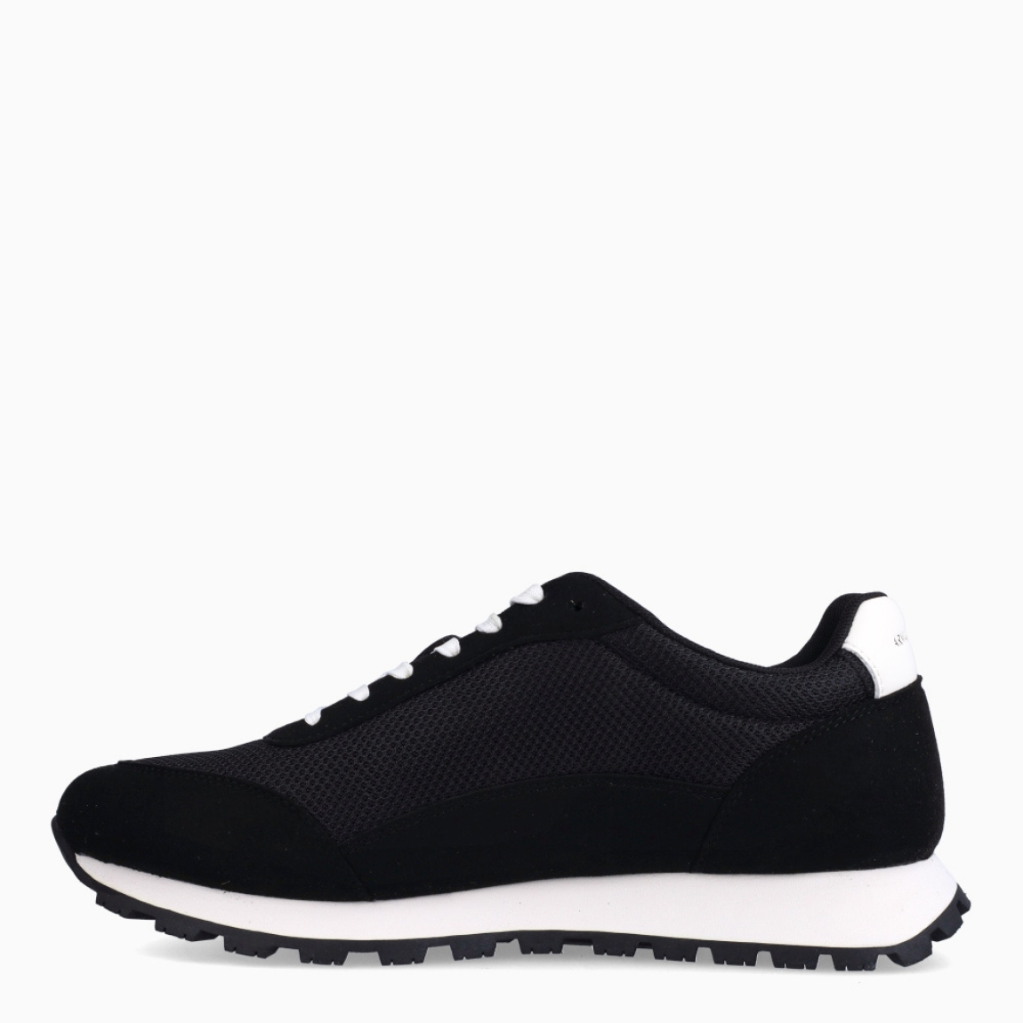 Deportivas de la marca Armani Exchange, modelo XUX. Exterior en naylon color negro con detalles en blanco en logo y talón. Interior en textil color negro, con plantilla acolchada y extraíble para máxima comodidad. Cierre de las deportivas con cordones blancos. Deportivas con suela de goma plana. Estas deportivas Armani Exchange XUX son un complemento ideal de comodidad y estilo para tu día a día.
