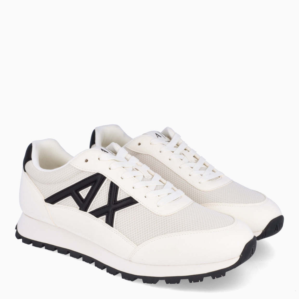 Deportivas de la marca Armani Exchange, modelo X1960. Exterior en naylon color blanco con detalles en negro, en logo y talón. Interior en piel color blanco, con plantilla acolchada y extraíble para máxima comodidad. Cierre de las deportivas con cordones blancos. Deportivas con suela de goma plana. Estas deportivas Armani Exchange X1960 son un complemento ideal de comodidad y estilo para tu día a día.