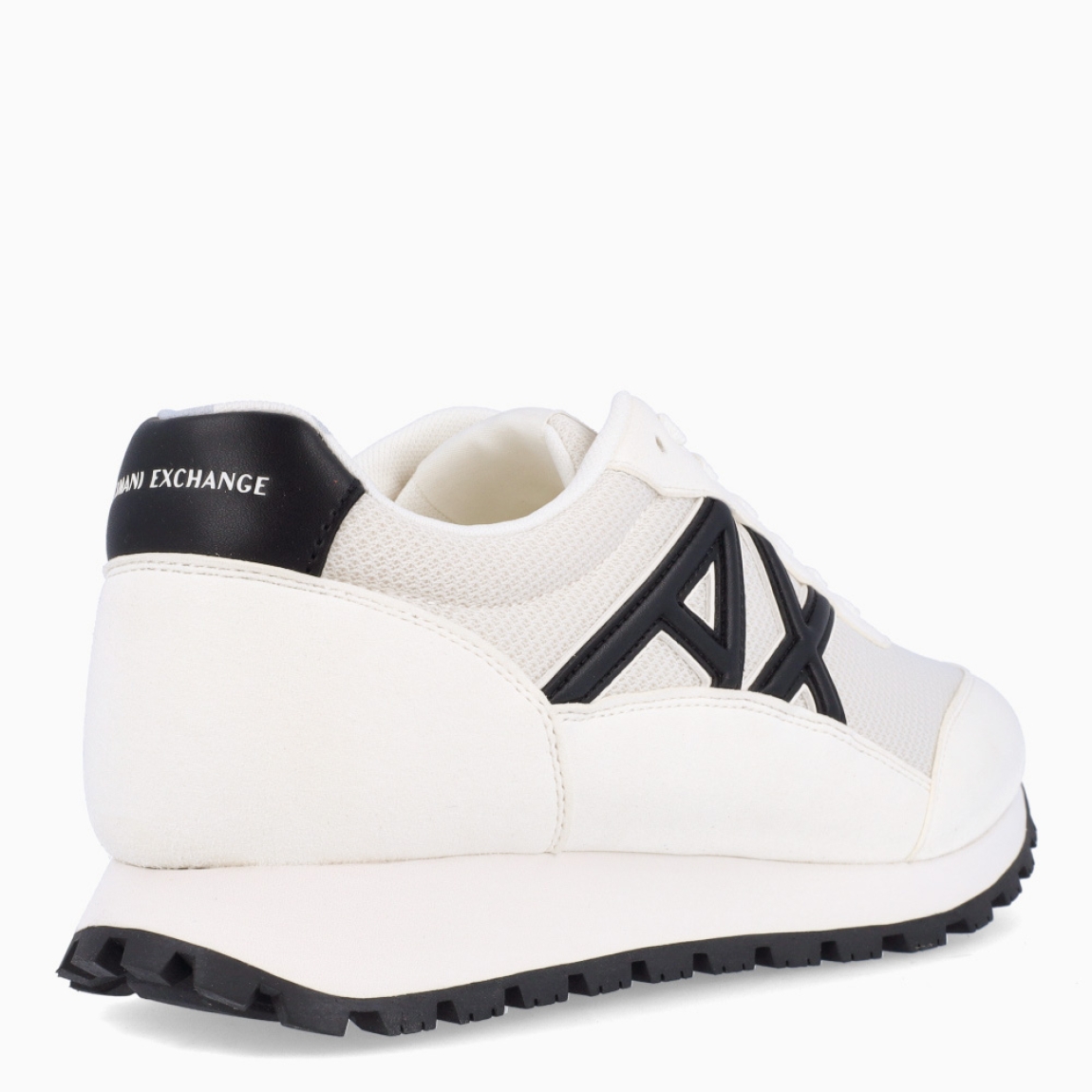 Deportivas de la marca Armani Exchange, modelo X1960. Exterior en naylon color blanco con detalles en negro, en logo y talón. Interior en piel color blanco, con plantilla acolchada y extraíble para máxima comodidad. Cierre de las deportivas con cordones blancos. Deportivas con suela de goma plana. Estas deportivas Armani Exchange X1960 son un complemento ideal de comodidad y estilo para tu día a día.