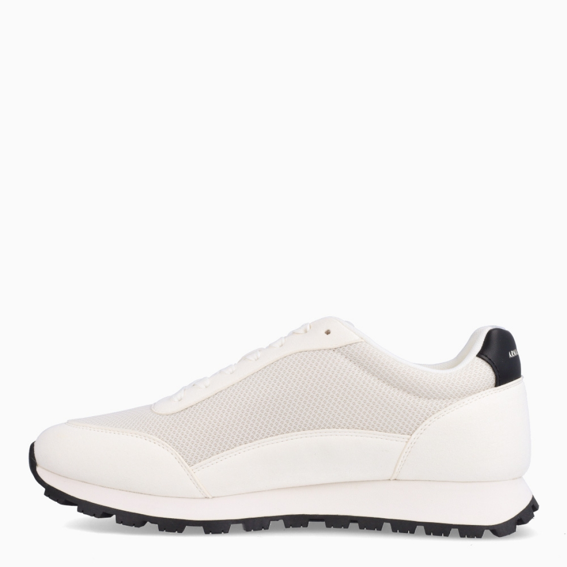 Deportivas de la marca Armani Exchange, modelo X1960. Exterior en naylon color blanco con detalles en negro, en logo y talón. Interior en piel color blanco, con plantilla acolchada y extraíble para máxima comodidad. Cierre de las deportivas con cordones blancos. Deportivas con suela de goma plana. Estas deportivas Armani Exchange X1960 son un complemento ideal de comodidad y estilo para tu día a día.