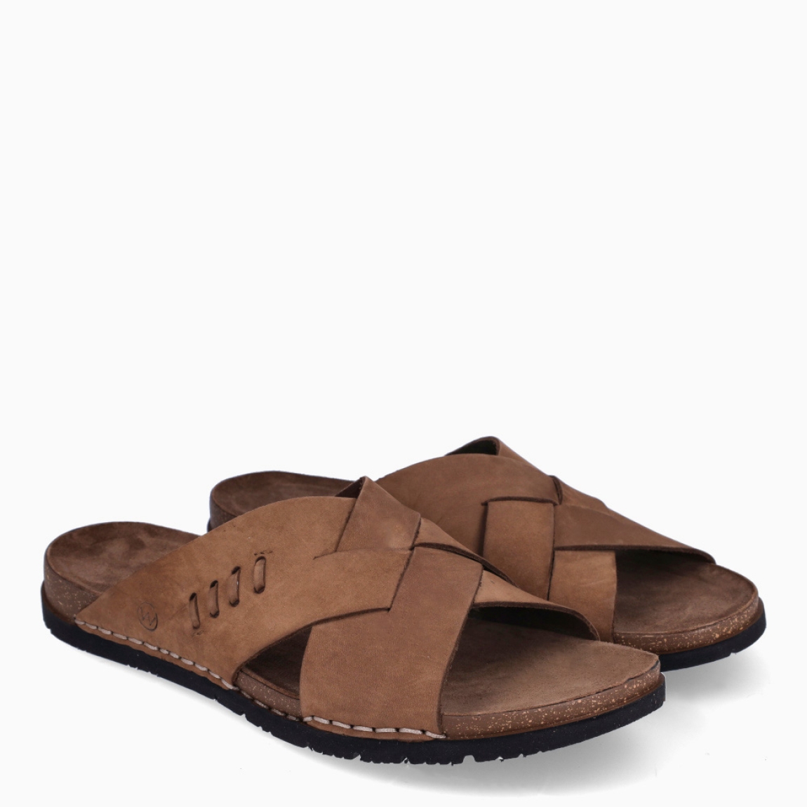 Sandalias clásicas de la marca Walk & Fly, modelo 868. Exterior en neopreno color marrón con tiras cruzadas. Sandalias abiertas con plataforma de goma plana. Estas sandalias Walk & Fly 868 tienen la comodidad que necesitas en tu día a día!