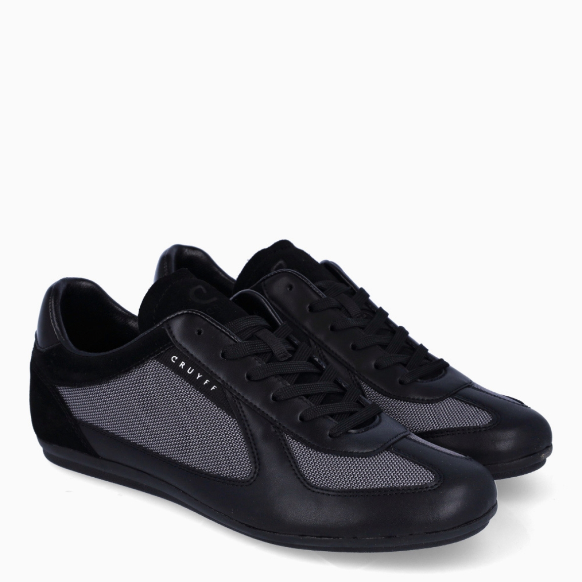 Deportiva de la marca Cruyff, modelo 202. Exterior de la deportiva en nylon de color negro con detalle en efecto rejilla. Interior de la deportiva en textil de color negro. Cierre de la deportiva con cordones. Suela de goma plana. Plantilla muy cómoda, acolchada para garantizar el máximo confort. La deportiva Cruyff 202 de Cruyff es un complemento clásico para llevar en tu día a día!