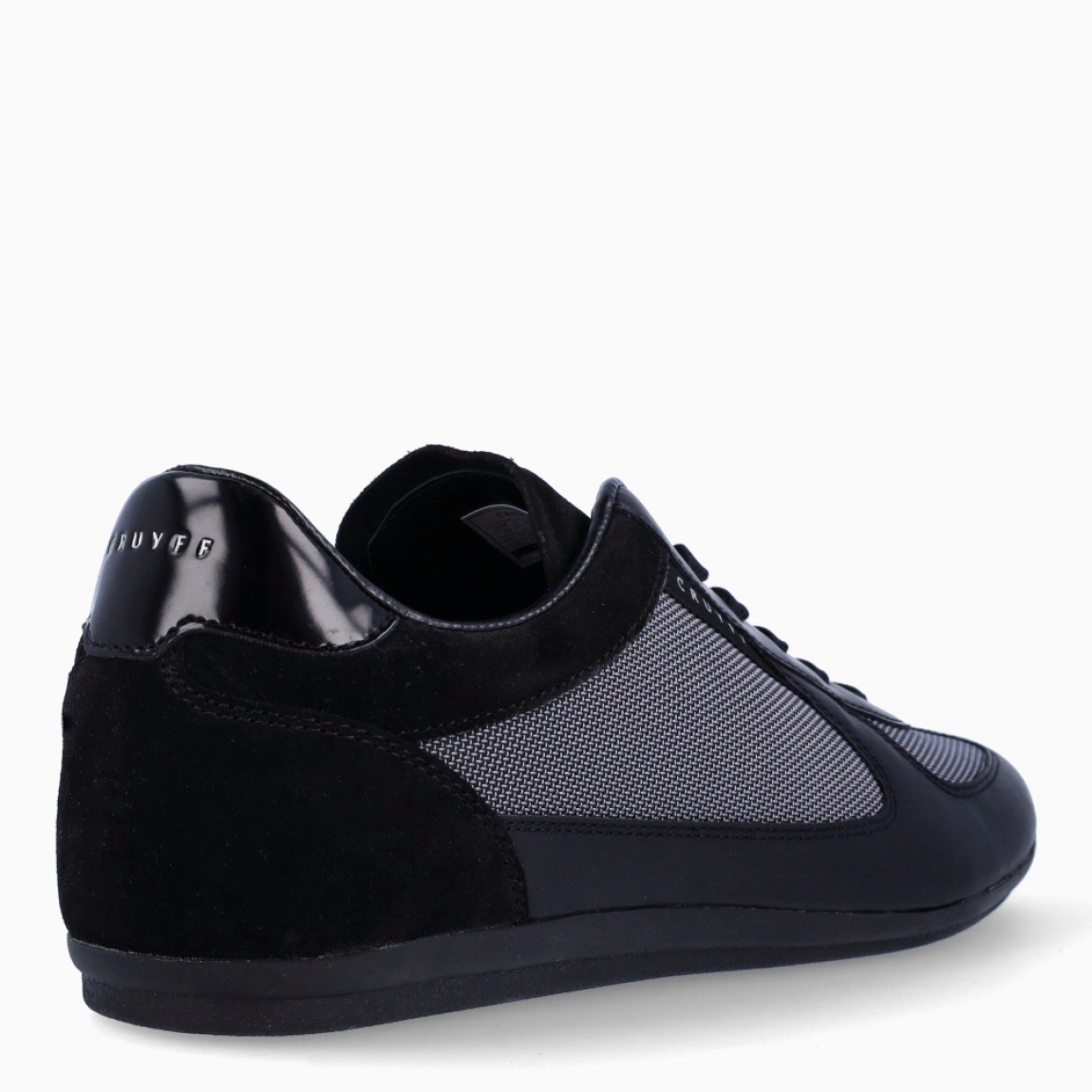 Deportiva de la marca Cruyff, modelo 202. Exterior de la deportiva en nylon de color negro con detalle en efecto rejilla. Interior de la deportiva en textil de color negro. Cierre de la deportiva con cordones. Suela de goma plana. Plantilla muy cómoda, acolchada para garantizar el máximo confort. La deportiva Cruyff 202 de Cruyff es un complemento clásico para llevar en tu día a día!