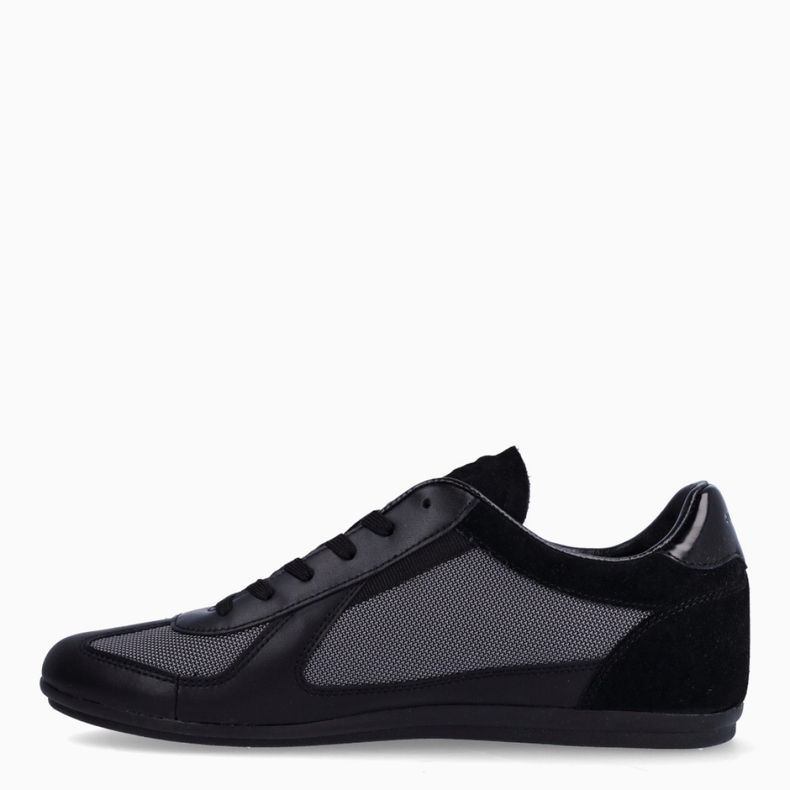 Deportiva de la marca Cruyff, modelo 202. Exterior de la deportiva en nylon de color negro con detalle en efecto rejilla. Interior de la deportiva en textil de color negro. Cierre de la deportiva con cordones. Suela de goma plana. Plantilla muy cómoda, acolchada para garantizar el máximo confort. La deportiva Cruyff 202 de Cruyff es un complemento clásico para llevar en tu día a día!