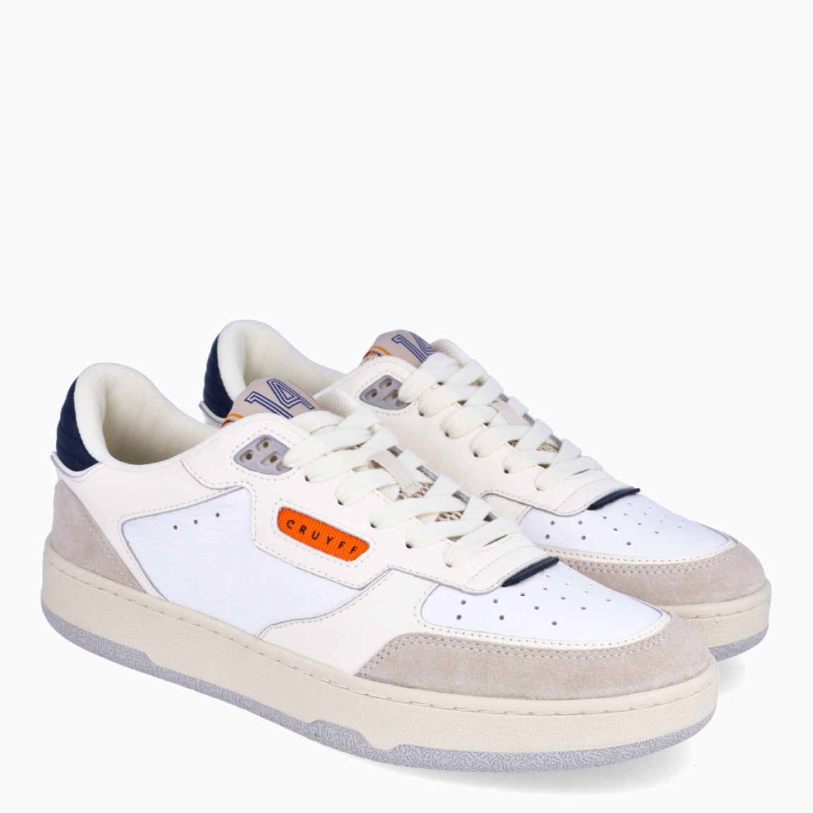 Deportiva de la marca Cruyff, modelo 0146. Exterior de la deportiva en piel color blanco con detalle en ante gris. Interior de la deportiva en textil de color blanco. Cierre de la deportiva con cordones. Suela de goma plano. Plantilla muy cómoda, acolchada para garantizar el máximo confort. La deportiva Cruyff 0146 es una nueva y exclusiva technología de Cruyff que mejora el rendimiento gracias a una mayor amortiguación.