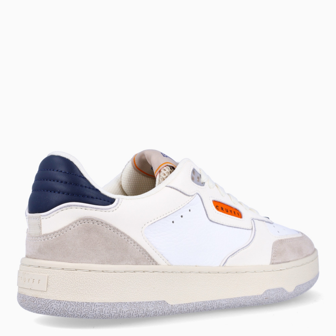 Deportiva de la marca Cruyff, modelo 0146. Exterior de la deportiva en piel color blanco con detalle en ante gris. Interior de la deportiva en textil de color blanco. Cierre de la deportiva con cordones. Suela de goma plano. Plantilla muy cómoda, acolchada para garantizar el máximo confort. La deportiva Cruyff 0146 es una nueva y exclusiva technología de Cruyff que mejora el rendimiento gracias a una mayor amortiguación.