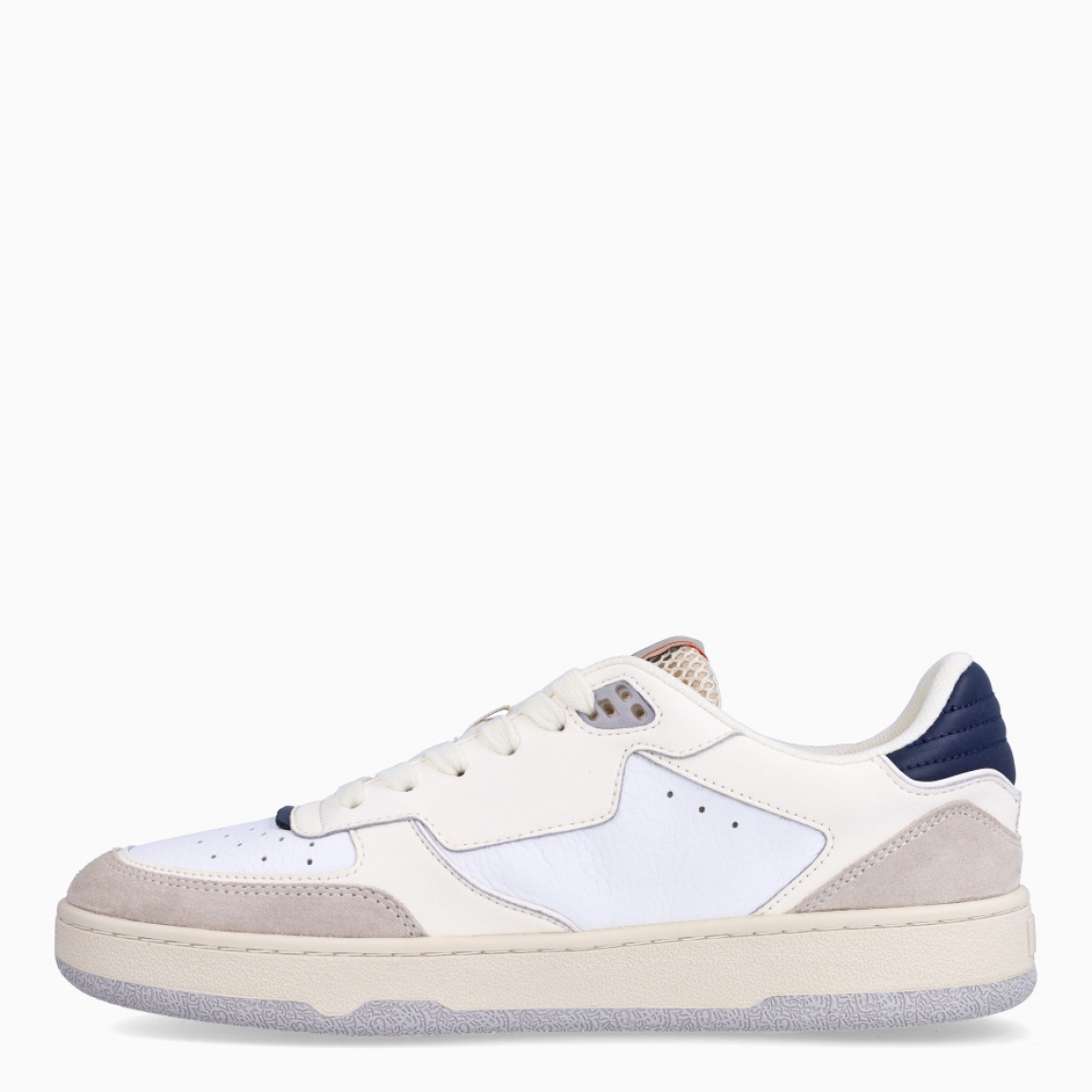 Deportiva de la marca Cruyff, modelo 0146. Exterior de la deportiva en piel color blanco con detalle en ante gris. Interior de la deportiva en textil de color blanco. Cierre de la deportiva con cordones. Suela de goma plano. Plantilla muy cómoda, acolchada para garantizar el máximo confort. La deportiva Cruyff 0146 es una nueva y exclusiva technología de Cruyff que mejora el rendimiento gracias a una mayor amortiguación.