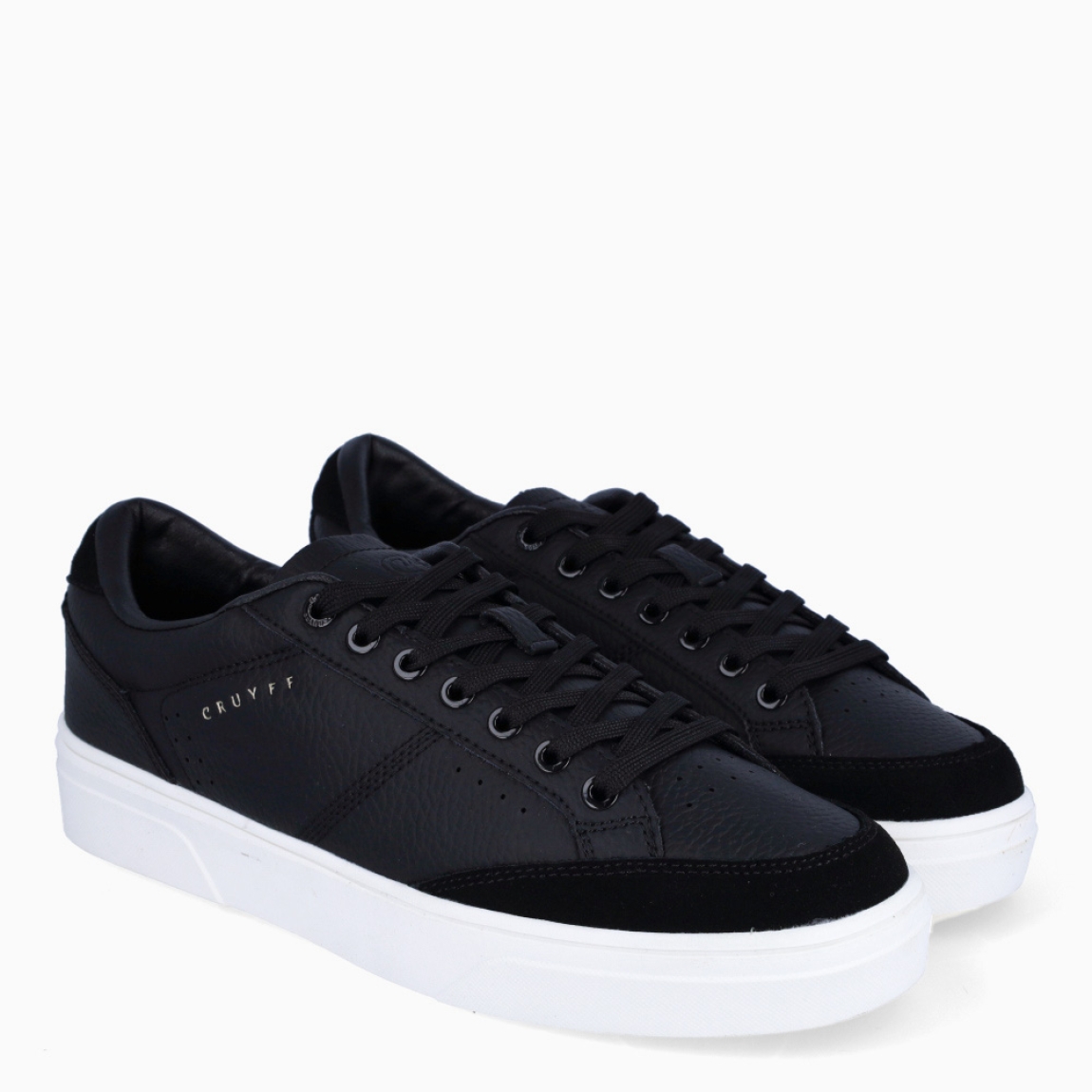 Deportiva de la marca Cruyff, modelo TENNIS ULTRA 2 Exterior de la deportiva en piel color negro liso. Interior de la deportiva en textil de color negro. Cierre de la deportiva con cordones. Suela de goma plana. Plantilla muy cómoda, acolchada para garantizar el máximo confort. La deportiva Cruyff TENNIS ULTRA 2 es una nueva y exclusiva technología de Cruyff que mejora el rendimiento gracias a una mayor amortiguación.