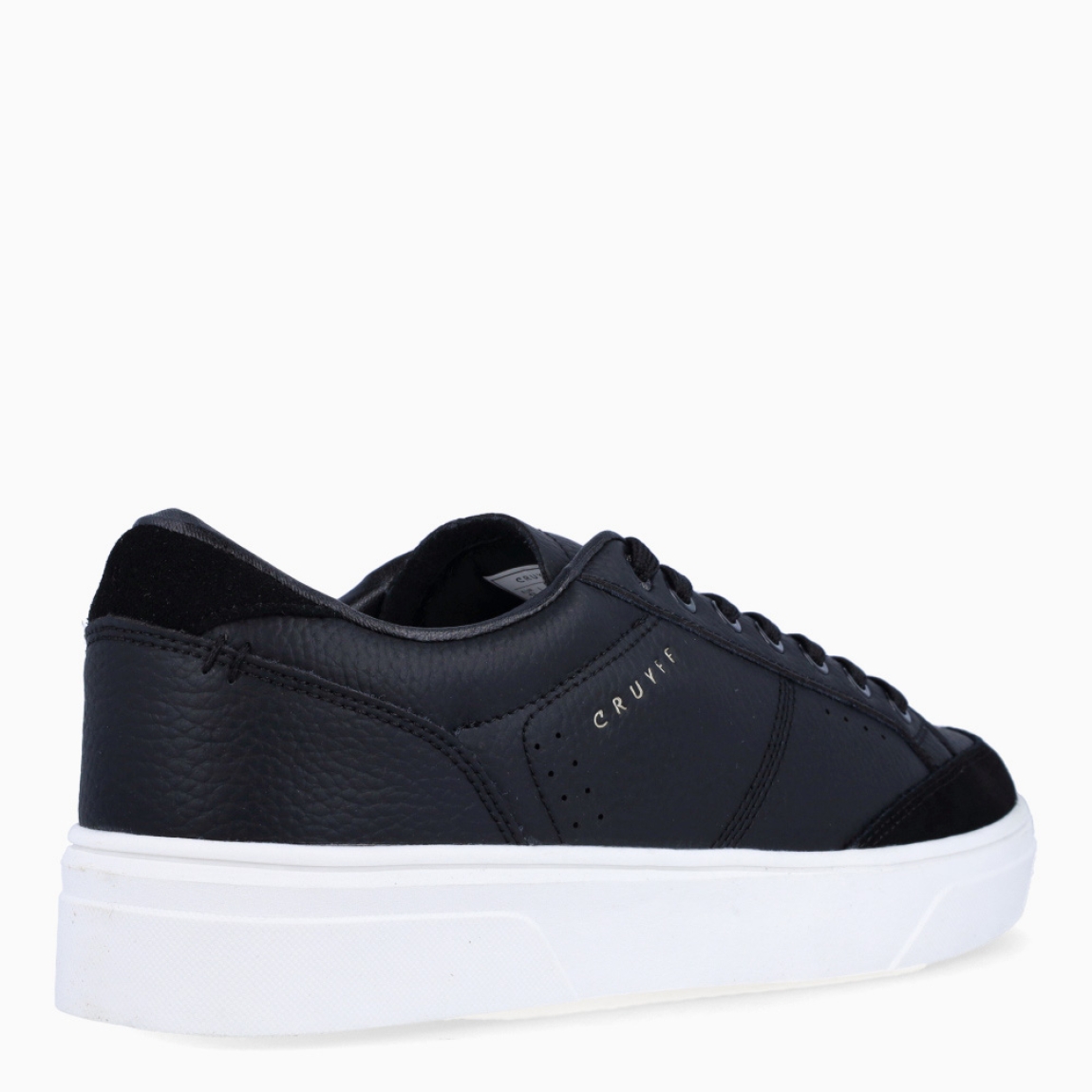 Deportiva de la marca Cruyff, modelo TENNIS ULTRA 2 Exterior de la deportiva en piel color negro liso. Interior de la deportiva en textil de color negro. Cierre de la deportiva con cordones. Suela de goma plana. Plantilla muy cómoda, acolchada para garantizar el máximo confort. La deportiva Cruyff TENNIS ULTRA 2 es una nueva y exclusiva technología de Cruyff que mejora el rendimiento gracias a una mayor amortiguación.