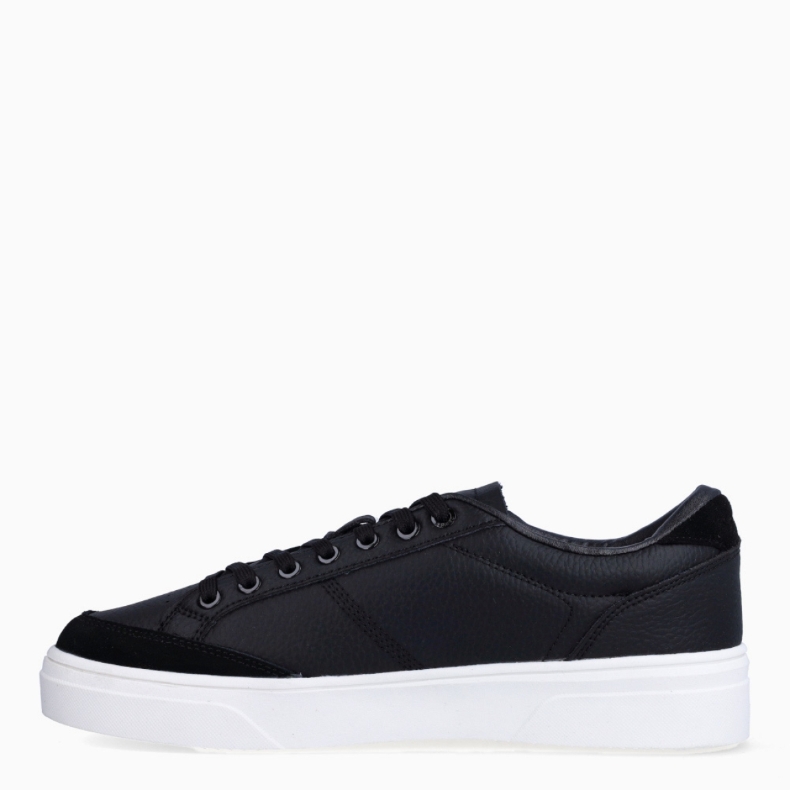 Deportiva de la marca Cruyff, modelo TENNIS ULTRA 2 Exterior de la deportiva en piel color negro liso. Interior de la deportiva en textil de color negro. Cierre de la deportiva con cordones. Suela de goma plana. Plantilla muy cómoda, acolchada para garantizar el máximo confort. La deportiva Cruyff TENNIS ULTRA 2 es una nueva y exclusiva technología de Cruyff que mejora el rendimiento gracias a una mayor amortiguación.