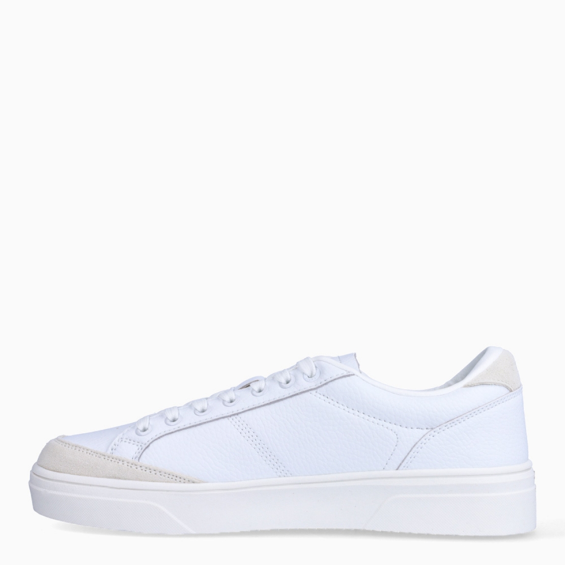 Deportiva de la marca Cruyff, modelo TENNIS ULTRA 2 Exterior de la deportiva en piel color blanco con detale en ante. Interior de la deportiva en textil de color blanco Cierre de la deportiva con cordones. Suela de goma plana. Plantilla muy cómoda, acolchada para garantizar el máximo confort. La deportiva Cruyff TENNIS ULTRA 2 es una nueva y exclusiva technología de Cruyff que mejora el rendimiento gracias a una mayor amortiguación.