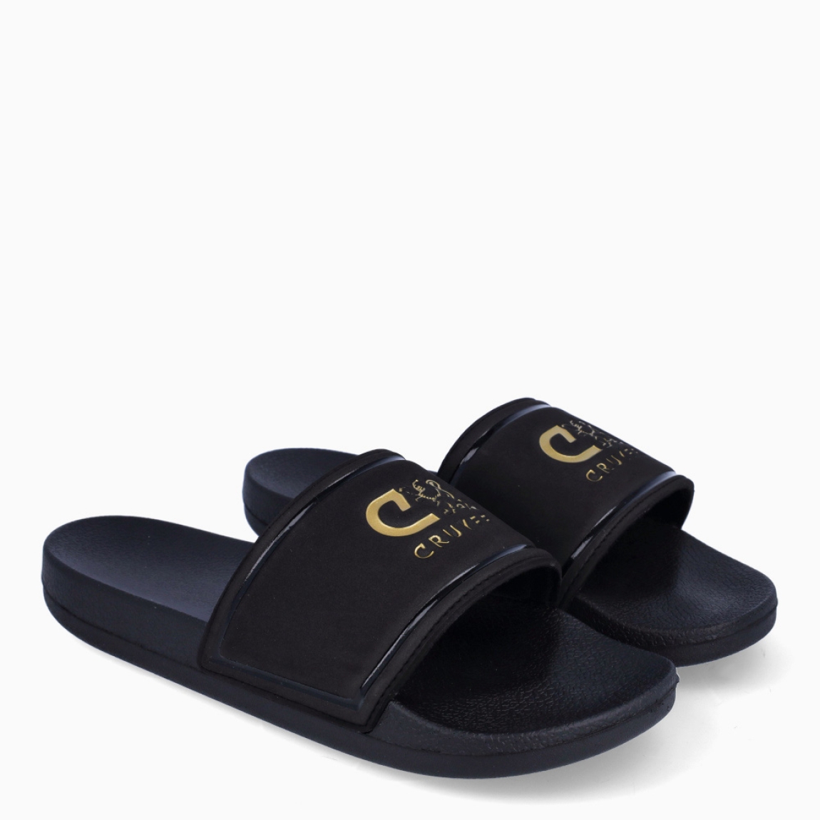Chaclas clásicas de la marca Camper, modelo C60. Exterior en neopreno color negro con detalle de estampado de logo en dorado sobre pala. Suela de goma plana. Estas chanclas Camper C60 son un complemento ideal para disfrutar de la comodidad al caminar.