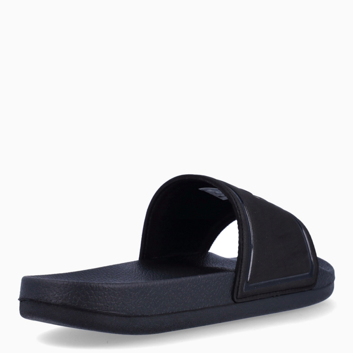 Chaclas clásicas de la marca Camper, modelo C60. Exterior en neopreno color negro con detalle de estampado de logo en dorado sobre pala. Suela de goma plana. Estas chanclas Camper C60 son un complemento ideal para disfrutar de la comodidad al caminar.
