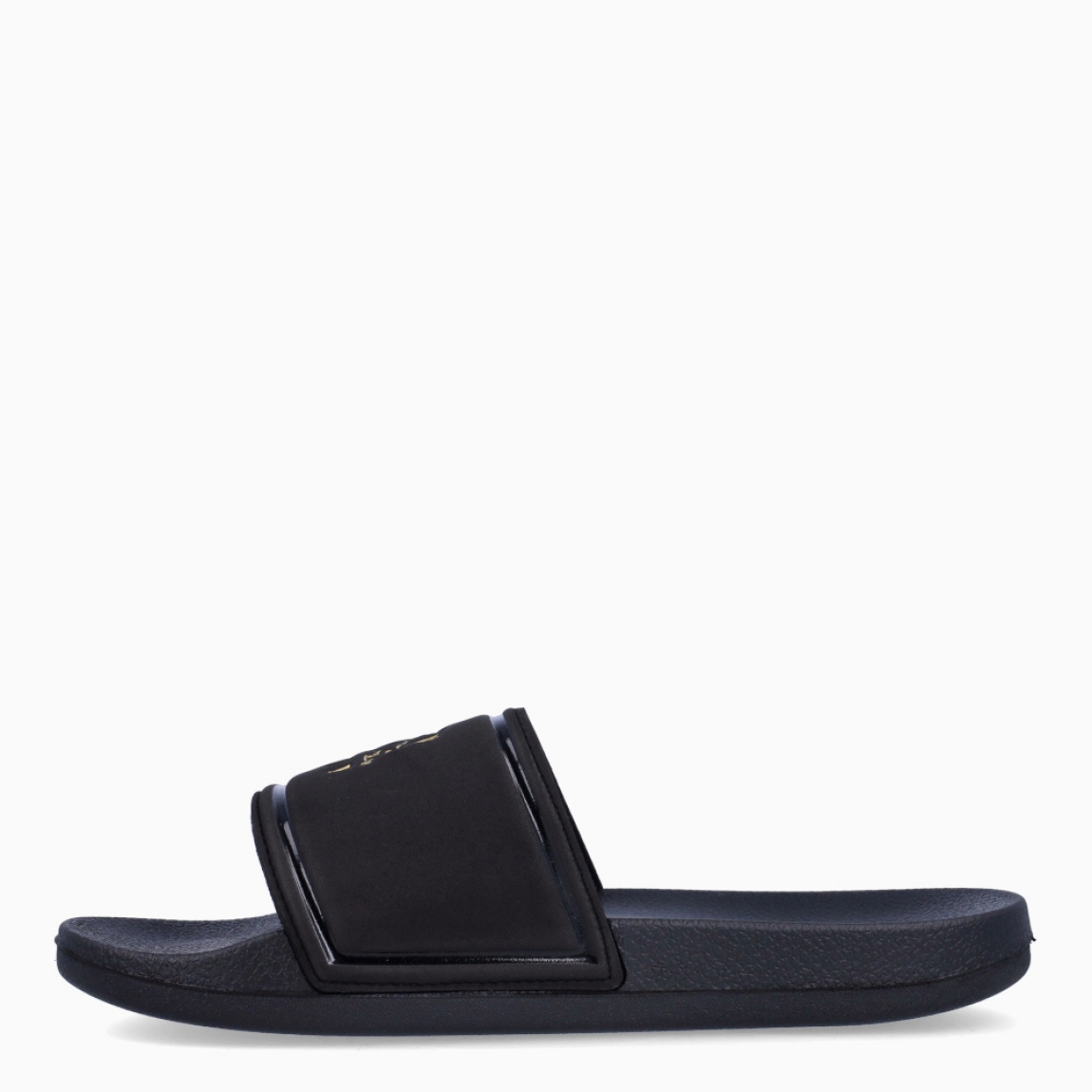 Chaclas clásicas de la marca Camper, modelo C60. Exterior en neopreno color negro con detalle de estampado de logo en dorado sobre pala. Suela de goma plana. Estas chanclas Camper C60 son un complemento ideal para disfrutar de la comodidad al caminar.