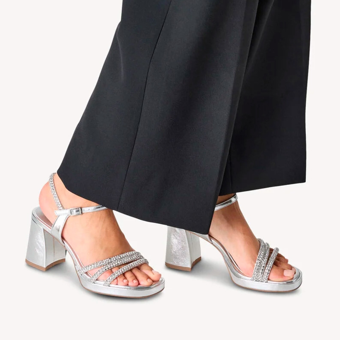 Sandalias de la marca Tamaris, modelo GIA. Exterior en piel color plata con tiras en pala y talón con aplicaciones de pedrería brillante. Interior en piel color plata. Cierre de sandalias Tamaris con hebilla en tobillo. Sandalias con tacón de 7cm de altura. Estas sandalias Tamaris GIA son ideales para las ocasiones especiales, te ayudarán a crear y estilizar diferentes looks!