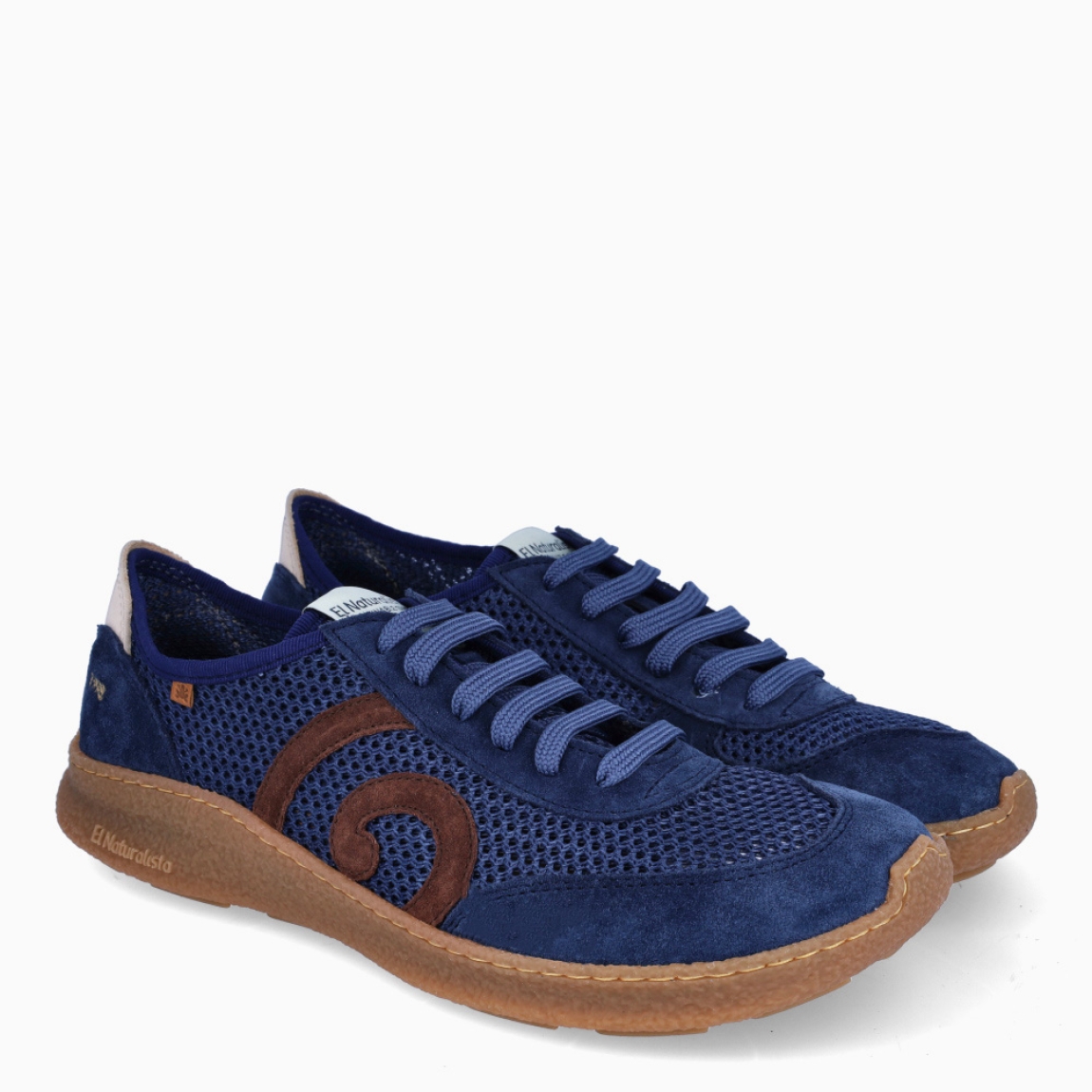 Deportivas de la marca El Naturalista, modelo OLIVER. Deportivas elaboradas en textil color azul con detalle de logo en parte exterior color marrón y efecto rejilla. Interior en piel. Cierre de deportivas El Naturalista con cordones y suela de goma plana. Estas deportivas El Naturalista OLIVER tiene un diseño ligero y flexible que ofrece una experiencia barefoot con cada movimiento! Ideal para tu día a día!