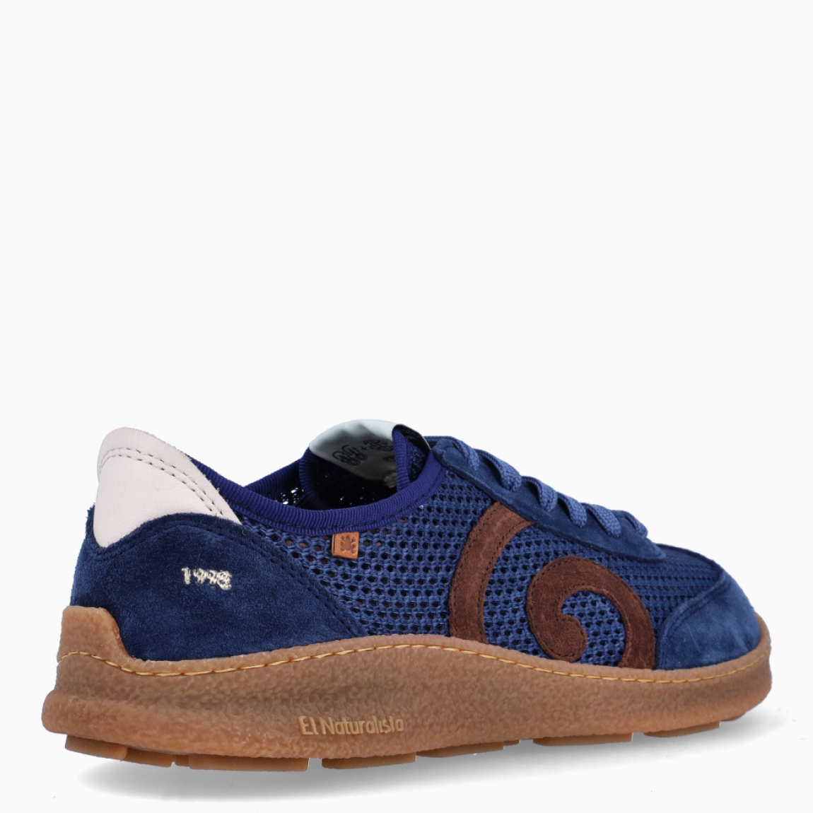 Deportivas de la marca El Naturalista, modelo OLIVER. Deportivas elaboradas en textil color azul con detalle de logo en parte exterior color marrón y efecto rejilla. Interior en piel. Cierre de deportivas El Naturalista con cordones y suela de goma plana. Estas deportivas El Naturalista OLIVER tiene un diseño ligero y flexible que ofrece una experiencia barefoot con cada movimiento! Ideal para tu día a día!