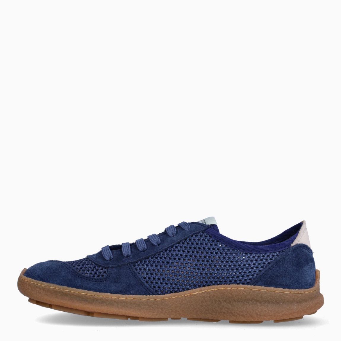 Deportivas de la marca El Naturalista, modelo OLIVER. Deportivas elaboradas en textil color azul con detalle de logo en parte exterior color marrón y efecto rejilla. Interior en piel. Cierre de deportivas El Naturalista con cordones y suela de goma plana. Estas deportivas El Naturalista OLIVER tiene un diseño ligero y flexible que ofrece una experiencia barefoot con cada movimiento! Ideal para tu día a día!