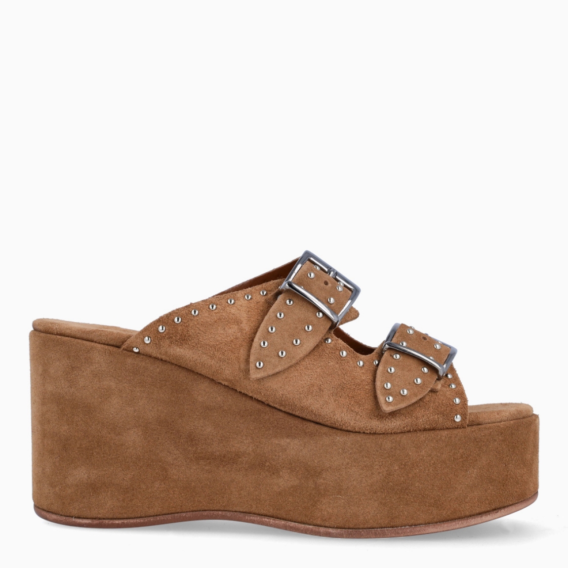 Sandalias de la marca Itse, modelo ROUT. Exterior de las sandalias fabricadas en ante color camel con dos tiras en pala y aplicaciones de tachuelas plateadas. Cierre de sandalias con doble hebilla en pala. Interior en ante color camel. Suela con cuña de 8cm de altura. Estas sandalias Itse ROUT son un complemento ideal para esta temporada, estiliza y da estilo a tus looks!
